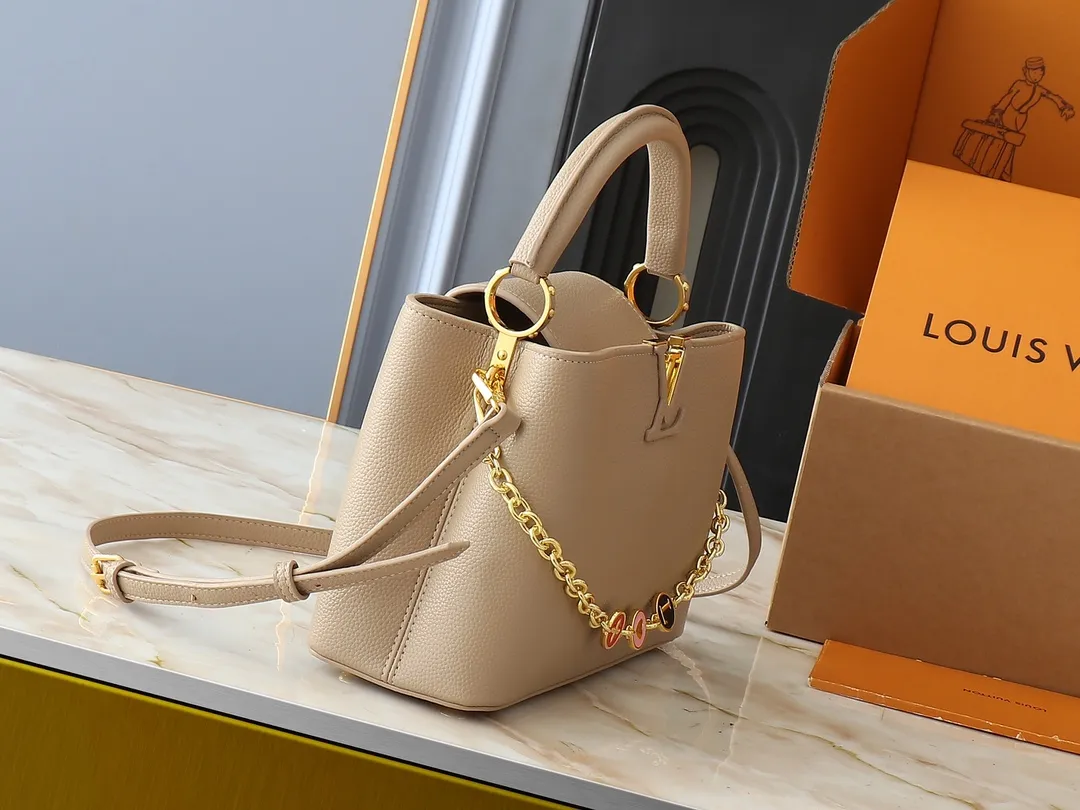 💰420💰Guangzhou goods Upgraded original M00014 M00013 M00015 [New size] This Capucines new size handbag shows soft beauty: Taurillon leather body with light-colored flap and top handle, enamel Monogram flower chain can also achieve a shoulder-carrying experience. Wear the slim leather strap to explore more styling possibilities. Dimensions 31.5 x 20 x 11 cm (length x height x width)