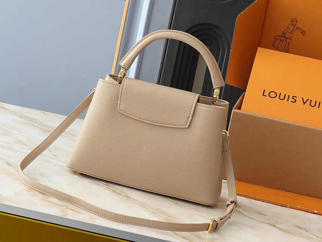 💰420💰Guangzhou goods Upgraded original M00014 M00013 M00015 [New size] This Capucines new size handbag shows soft beauty: Taurillon leather body with light-colored flap and top handle, enamel Monogram flower chain can also achieve a shoulder-carrying experience. Wear the slim leather strap to explore more styling possibilities. Dimensions 31.5 x 20 x 11 cm (length x height x width)