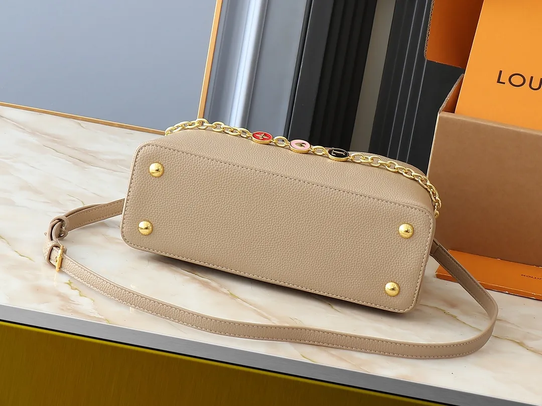 💰420💰Guangzhou goods Upgraded original M00014 M00013 M00015 [New size] This Capucines new size handbag shows soft beauty: Taurillon leather body with light-colored flap and top handle, enamel Monogram flower chain can also achieve a shoulder-carrying experience. Wear the slim leather strap to explore more styling possibilities. Dimensions 31.5 x 20 x 11 cm (length x height x width)
