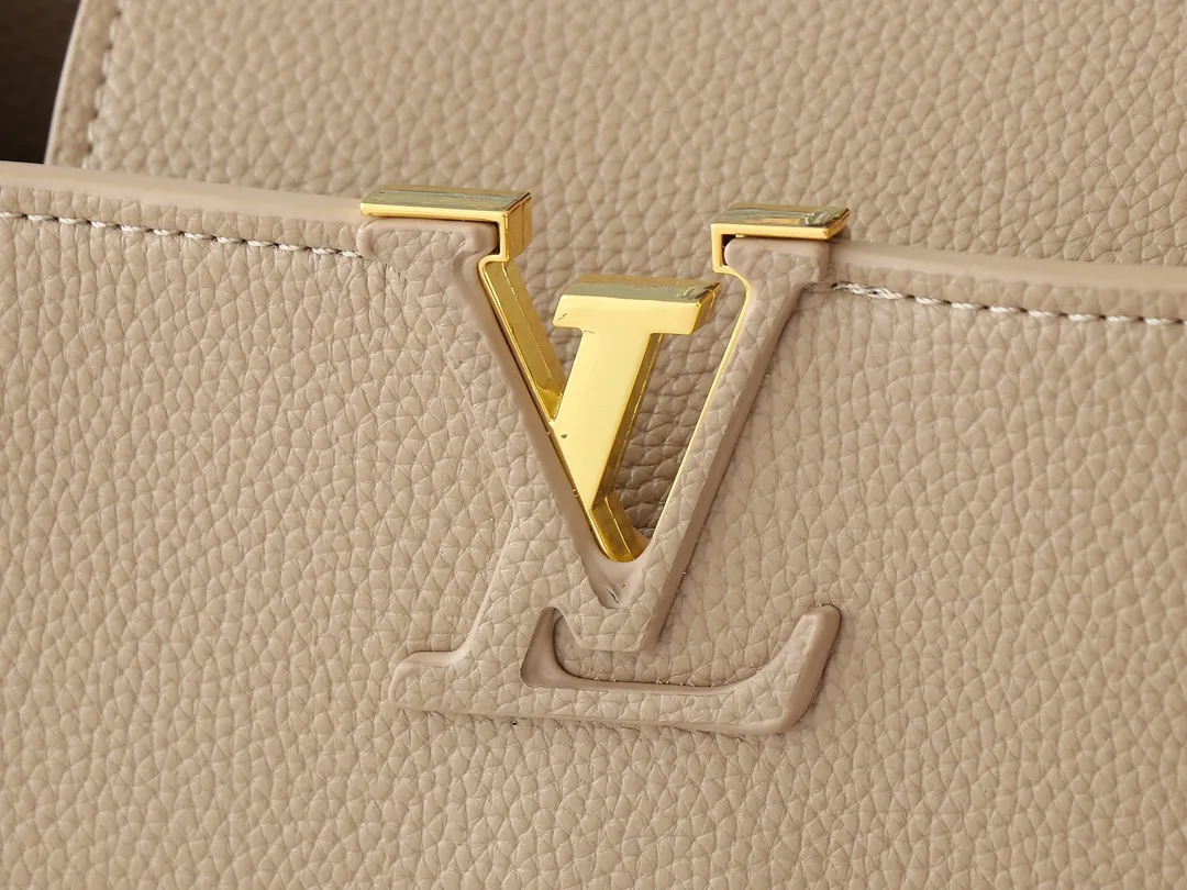 💰420💰Guangzhou goods Upgraded original M00014 M00013 M00015 [New size] This Capucines new size handbag shows soft beauty: Taurillon leather body with light-colored flap and top handle, enamel Monogram flower chain can also achieve a shoulder-carrying experience. Wear the slim leather strap to explore more styling possibilities. Dimensions 31.5 x 20 x 11 cm (length x height x width)