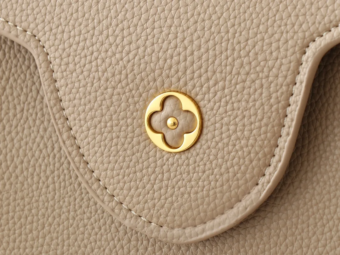 💰420💰Guangzhou goods Upgraded original M00014 M00013 M00015 [New size] This Capucines new size handbag shows soft beauty: Taurillon leather body with light-colored flap and top handle, enamel Monogram flower chain can also achieve a shoulder-carrying experience. Wear the slim leather strap to explore more styling possibilities. Dimensions 31.5 x 20 x 11 cm (length x height x width)