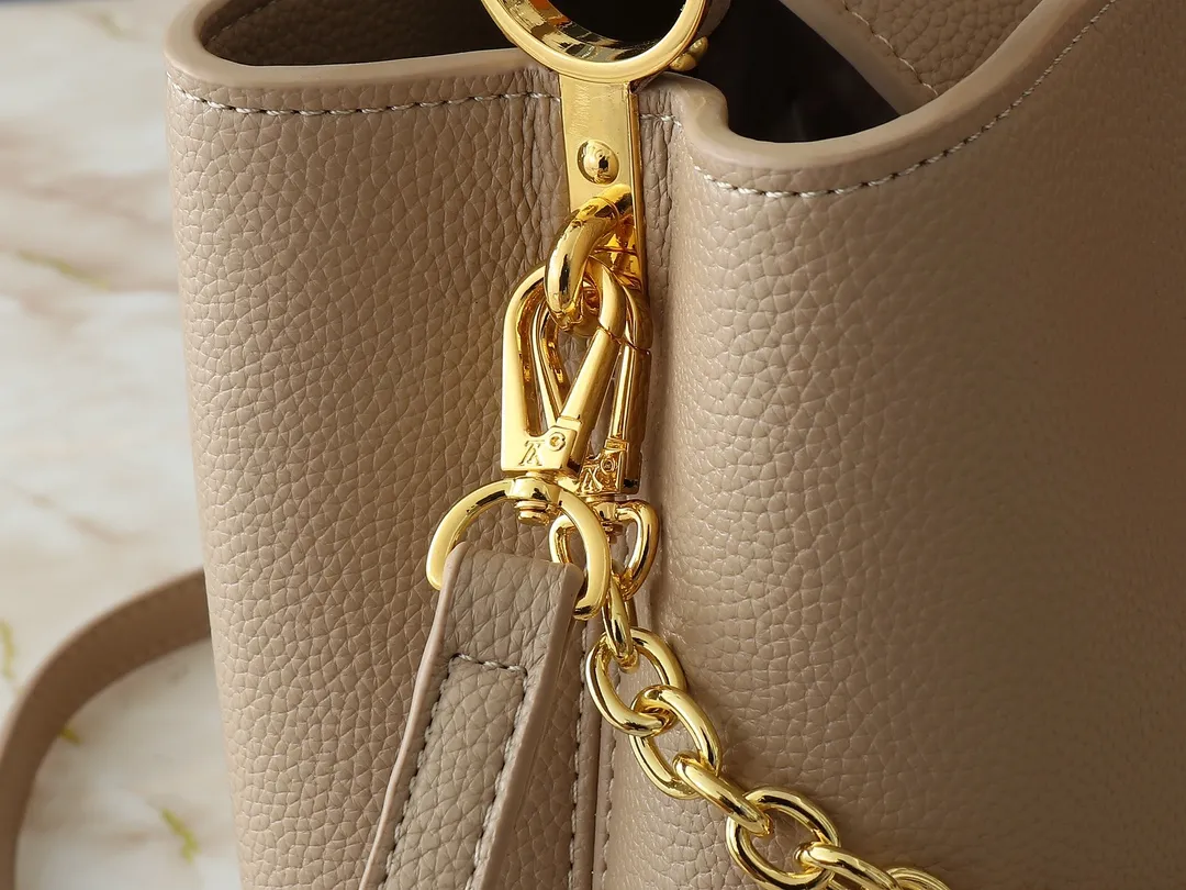 💰420💰Guangzhou goods Upgraded original M00014 M00013 M00015 [New size] This Capucines new size handbag shows soft beauty: Taurillon leather body with light-colored flap and top handle, enamel Monogram flower chain can also achieve a shoulder-carrying experience. Wear the slim leather strap to explore more styling possibilities. Dimensions 31.5 x 20 x 11 cm (length x height x width)