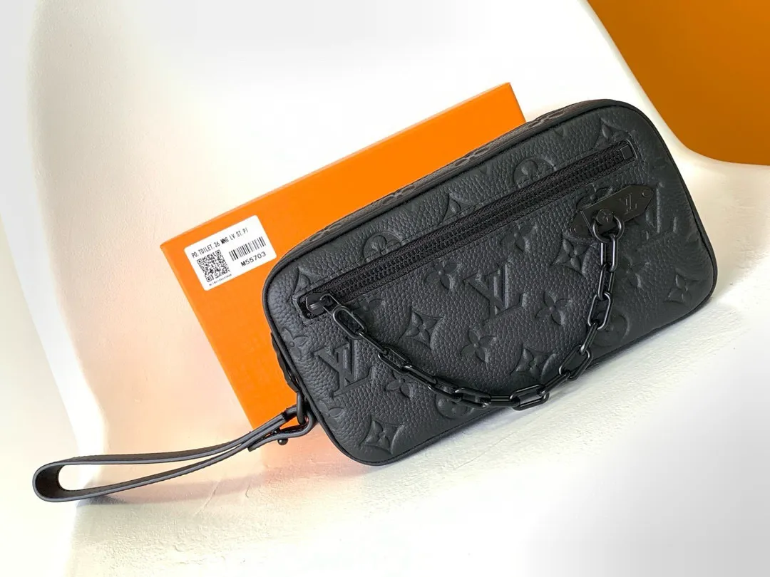 💰740 (top layer leather) top original single M68321 black flower M55703 embossed top original single The 2019 spring and summer show unveiled the Pochette Volga clutch designed by Virgil Abloh. Monogram Eclipse canvas is accentuated by a slender chain attached to the front zip pocket, with a detachable wrist strap that can be worn as a clutch or wallet. 23.0 x 11.5 x 4.0 cm (L x H x W) • Monogram Eclipse coated canvas • Textile lining • Cow leather trim • Metal hardware • Zip front pocket • Internal zip compartment • Handle: Single handle, removable