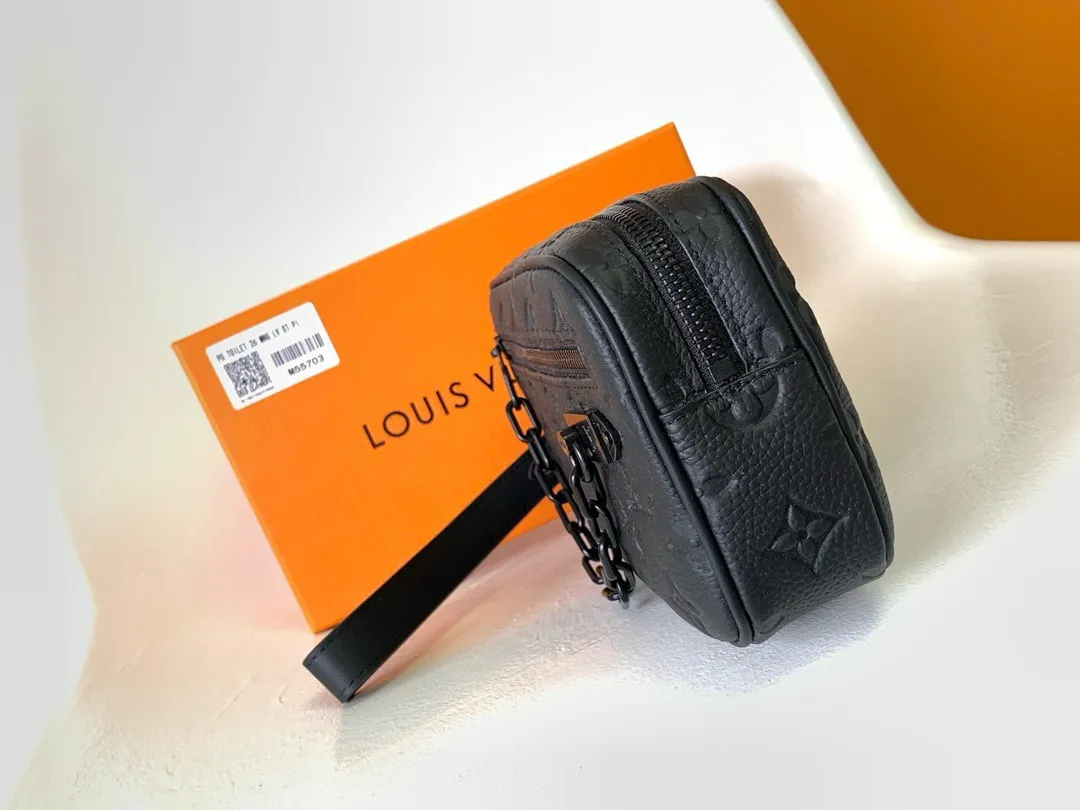 💰740 (top layer leather) top original single M68321 black flower M55703 embossed top original single The 2019 spring and summer show unveiled the Pochette Volga clutch designed by Virgil Abloh. Monogram Eclipse canvas is accentuated by a slender chain attached to the front zip pocket, with a detachable wrist strap that can be worn as a clutch or wallet. 23.0 x 11.5 x 4.0 cm (L x H x W) • Monogram Eclipse coated canvas • Textile lining • Cow leather trim • Metal hardware • Zip front pocket • Internal zip compartment • Handle: Single handle, removable