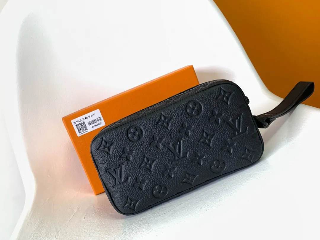 💰740 (top layer leather) top original single M68321 black flower M55703 embossed top original single The 2019 spring and summer show unveiled the Pochette Volga clutch designed by Virgil Abloh. Monogram Eclipse canvas is accentuated by a slender chain attached to the front zip pocket, with a detachable wrist strap that can be worn as a clutch or wallet. 23.0 x 11.5 x 4.0 cm (L x H x W) • Monogram Eclipse coated canvas • Textile lining • Cow leather trim • Metal hardware • Zip front pocket • Internal zip compartment • Handle: Single handle, removable