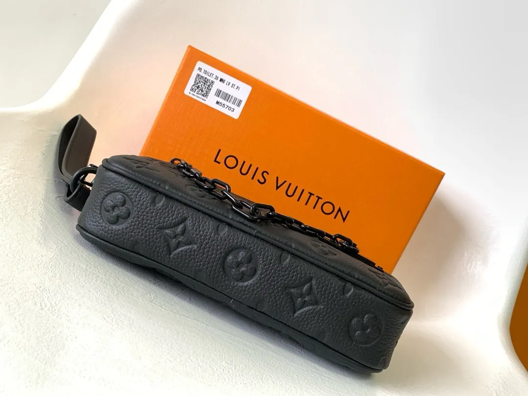 💰740 (top layer leather) top original single M68321 black flower M55703 embossed top original single The 2019 spring and summer show unveiled the Pochette Volga clutch designed by Virgil Abloh. Monogram Eclipse canvas is accentuated by a slender chain attached to the front zip pocket, with a detachable wrist strap that can be worn as a clutch or wallet. 23.0 x 11.5 x 4.0 cm (L x H x W) • Monogram Eclipse coated canvas • Textile lining • Cow leather trim • Metal hardware • Zip front pocket • Internal zip compartment • Handle: Single handle, removable