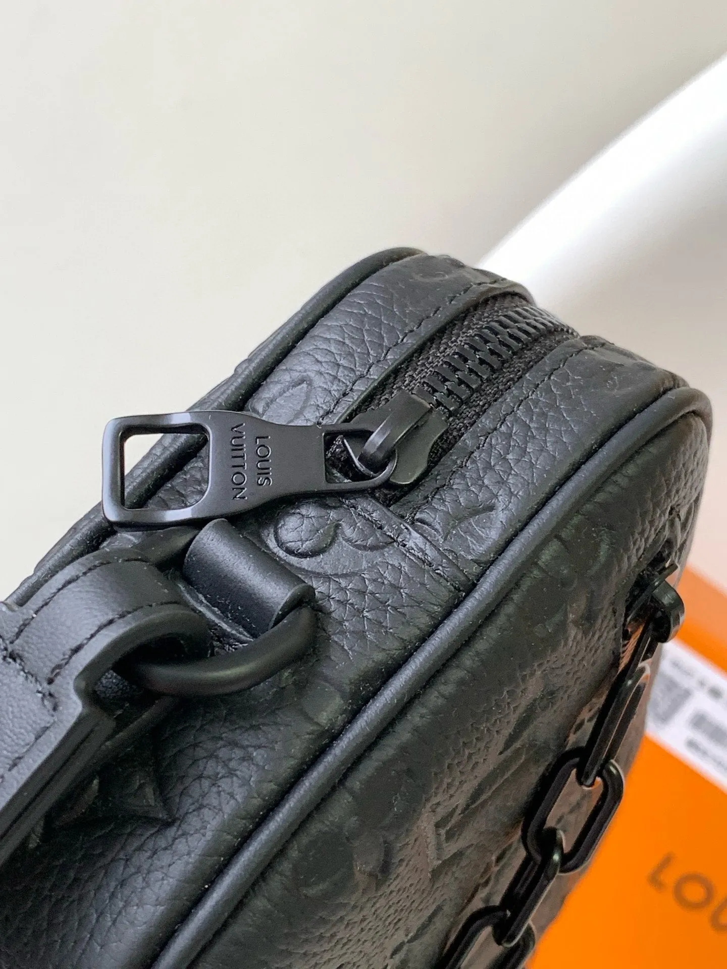 💰740 (top layer leather) top original single M68321 black flower M55703 embossed top original single The 2019 spring and summer show unveiled the Pochette Volga clutch designed by Virgil Abloh. Monogram Eclipse canvas is accentuated by a slender chain attached to the front zip pocket, with a detachable wrist strap that can be worn as a clutch or wallet. 23.0 x 11.5 x 4.0 cm (L x H x W) • Monogram Eclipse coated canvas • Textile lining • Cow leather trim • Metal hardware • Zip front pocket • Internal zip compartment • Handle: Single handle, removable