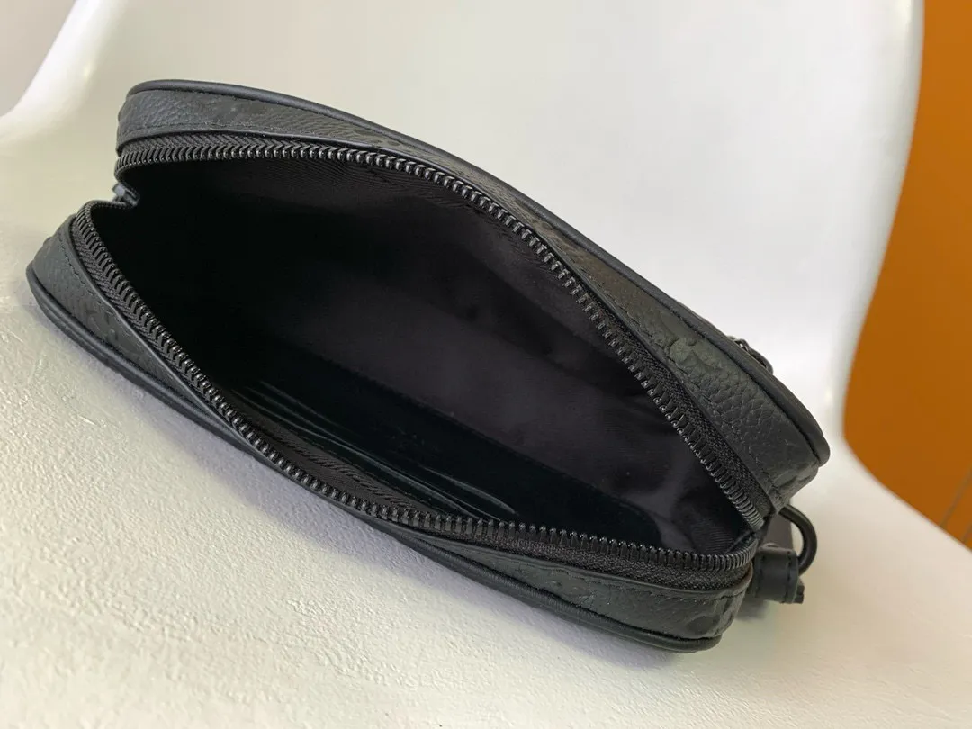 💰740 (top layer leather) top original single M68321 black flower M55703 embossed top original single The 2019 spring and summer show unveiled the Pochette Volga clutch designed by Virgil Abloh. Monogram Eclipse canvas is accentuated by a slender chain attached to the front zip pocket, with a detachable wrist strap that can be worn as a clutch or wallet. 23.0 x 11.5 x 4.0 cm (L x H x W) • Monogram Eclipse coated canvas • Textile lining • Cow leather trim • Metal hardware • Zip front pocket • Internal zip compartment • Handle: Single handle, removable
