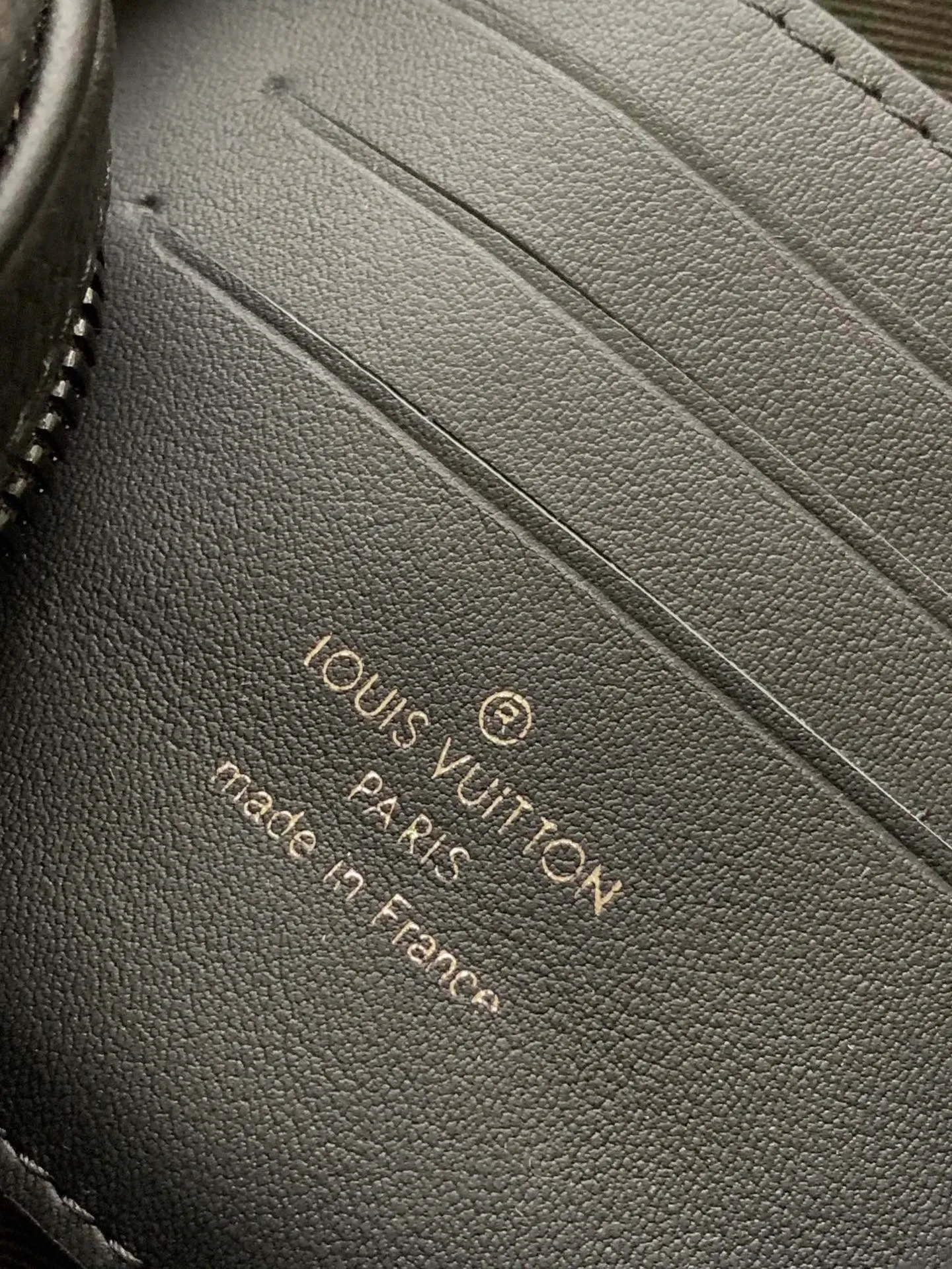 💰740 (top layer leather) top original single M68321 black flower M55703 embossed top original single The 2019 spring and summer show unveiled the Pochette Volga clutch designed by Virgil Abloh. Monogram Eclipse canvas is accentuated by a slender chain attached to the front zip pocket, with a detachable wrist strap that can be worn as a clutch or wallet. 23.0 x 11.5 x 4.0 cm (L x H x W) • Monogram Eclipse coated canvas • Textile lining • Cow leather trim • Metal hardware • Zip front pocket • Internal zip compartment • Handle: Single handle, removable