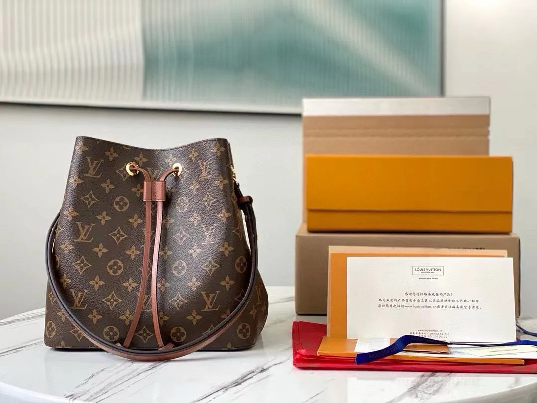 💰760 Top Original Order M44887 Caramel Color The wine bag designed by Gaston-Louis Vuitton in 1932 specifically for transporting champagne meets contemporary trends and is transformed into the Néo Noé bucket bag, which embodies the beauty of heritage. Monogram canvas outlines soft lines, with colorful leather trim and tonal multi-layer bonded lining. Dimensions: 26 x 26 x 17.5 cm