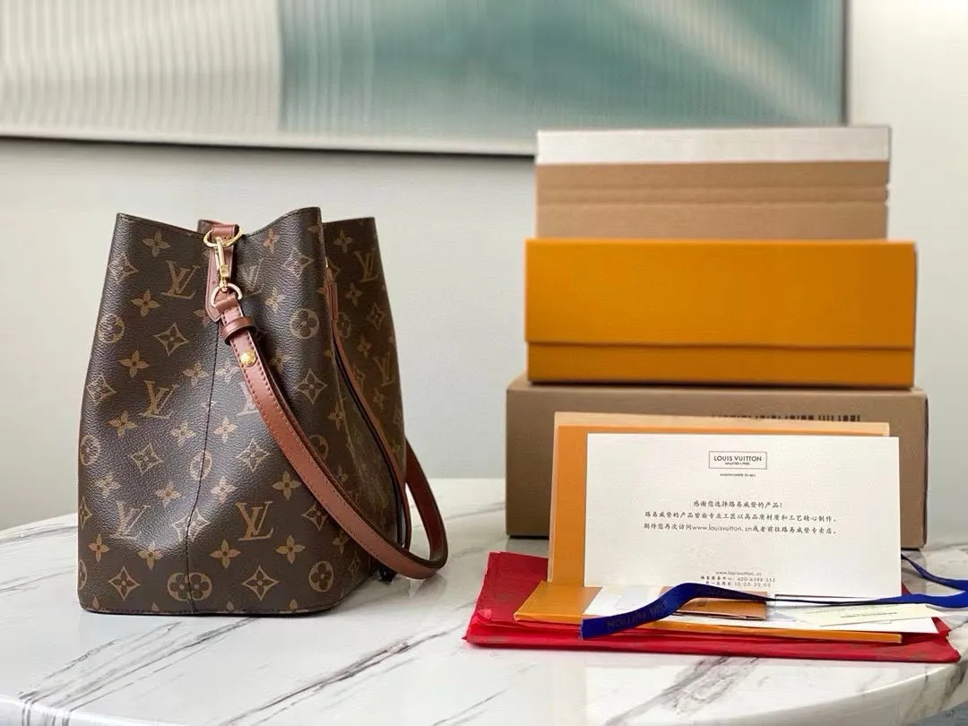 💰760 Top Original Order M44887 Caramel Color The wine bag designed by Gaston-Louis Vuitton in 1932 specifically for transporting champagne meets contemporary trends and is transformed into the Néo Noé bucket bag, which embodies the beauty of heritage. Monogram canvas outlines soft lines, with colorful leather trim and tonal multi-layer bonded lining. Dimensions: 26 x 26 x 17.5 cm