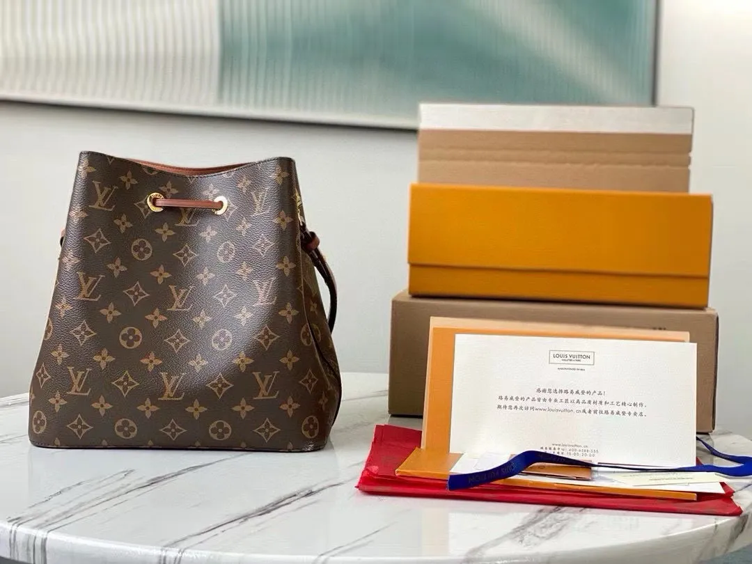 💰760 Top Original Order M44887 Caramel Color The wine bag designed by Gaston-Louis Vuitton in 1932 specifically for transporting champagne meets contemporary trends and is transformed into the Néo Noé bucket bag, which embodies the beauty of heritage. Monogram canvas outlines soft lines, with colorful leather trim and tonal multi-layer bonded lining. Dimensions: 26 x 26 x 17.5 cm