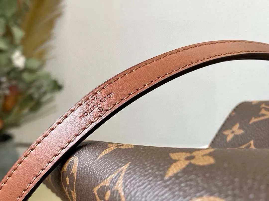💰760 Top Original Order M44887 Caramel Color The wine bag designed by Gaston-Louis Vuitton in 1932 specifically for transporting champagne meets contemporary trends and is transformed into the Néo Noé bucket bag, which embodies the beauty of heritage. Monogram canvas outlines soft lines, with colorful leather trim and tonal multi-layer bonded lining. Dimensions: 26 x 26 x 17.5 cm