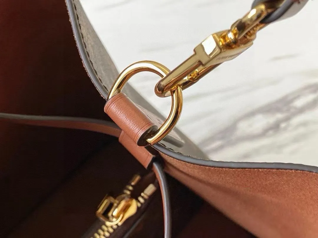💰760 Top Original Order M44887 Caramel Color The wine bag designed by Gaston-Louis Vuitton in 1932 specifically for transporting champagne meets contemporary trends and is transformed into the Néo Noé bucket bag, which embodies the beauty of heritage. Monogram canvas outlines soft lines, with colorful leather trim and tonal multi-layer bonded lining. Dimensions: 26 x 26 x 17.5 cm