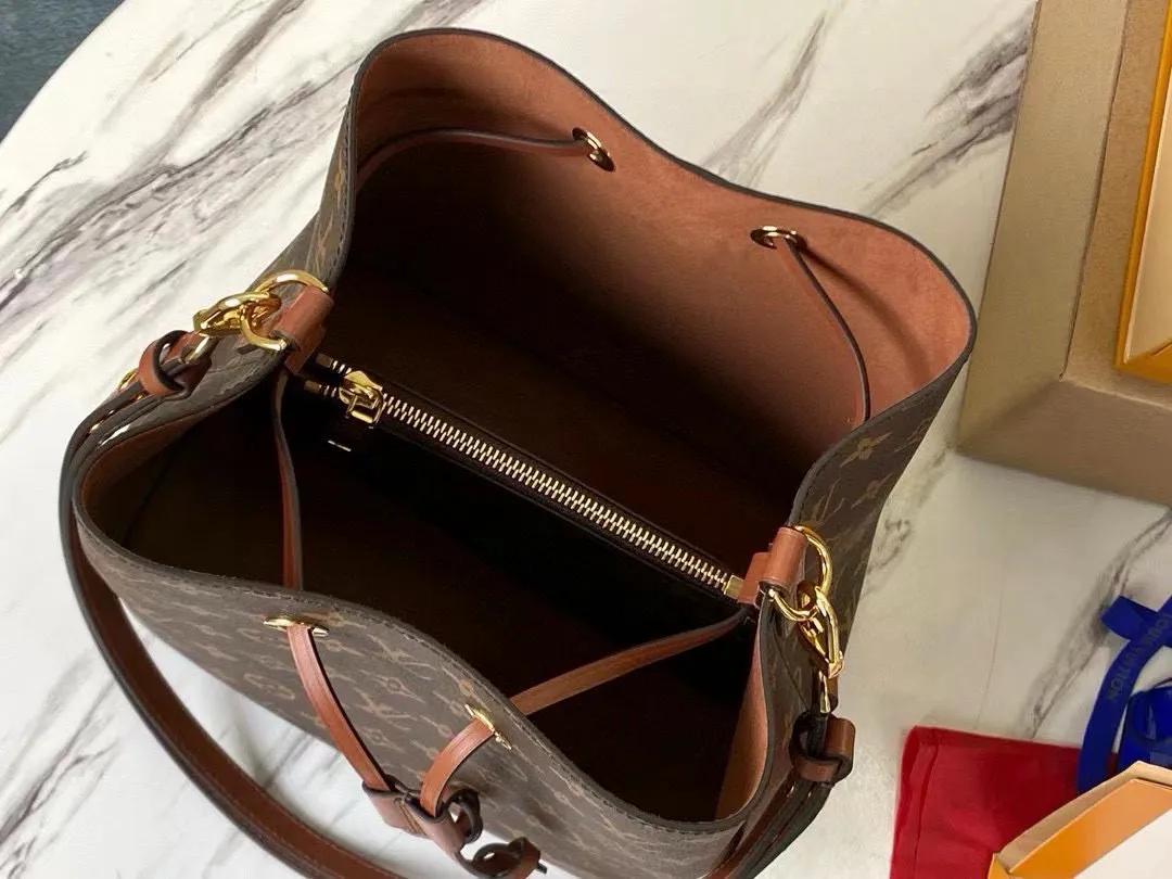 💰760 Top Original Order M44887 Caramel Color The wine bag designed by Gaston-Louis Vuitton in 1932 specifically for transporting champagne meets contemporary trends and is transformed into the Néo Noé bucket bag, which embodies the beauty of heritage. Monogram canvas outlines soft lines, with colorful leather trim and tonal multi-layer bonded lining. Dimensions: 26 x 26 x 17.5 cm