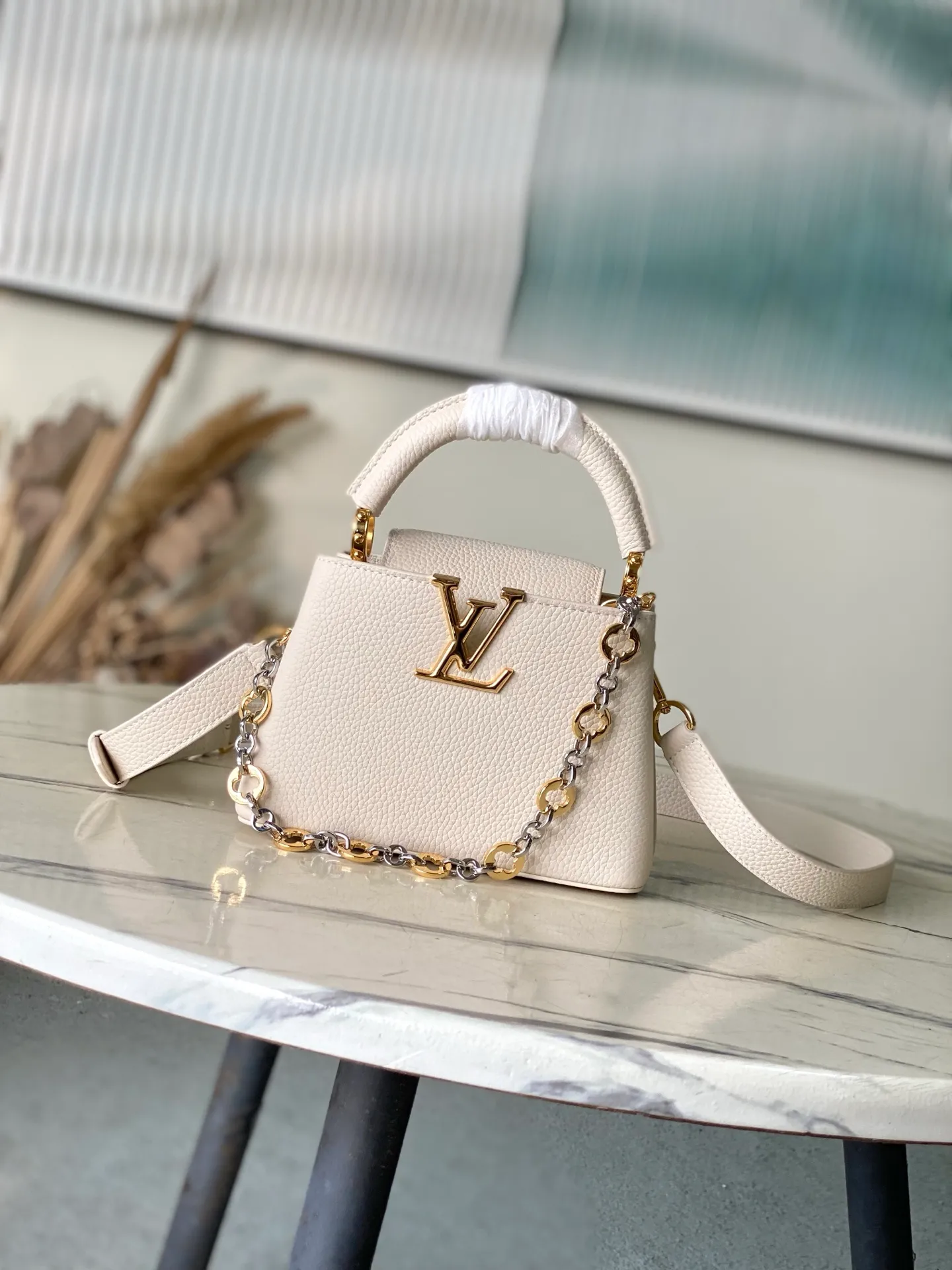 💰2180 "Special Grade Original Leather" M12935 Milky White Mini This Capucines mini handbag is made of flexible Taurillon cow leather. It uses jewelry-style double-plated chains and Monogram floral elements to highlight the identity of the Chain On You series. The flip cover can be placed on both the inside and outside. The ample structure and multiple inner pockets are convenient for storing daily needs. The rounded V letter adds an ingenious detail. Dimensions: 21 × 13.6 × 8 cm