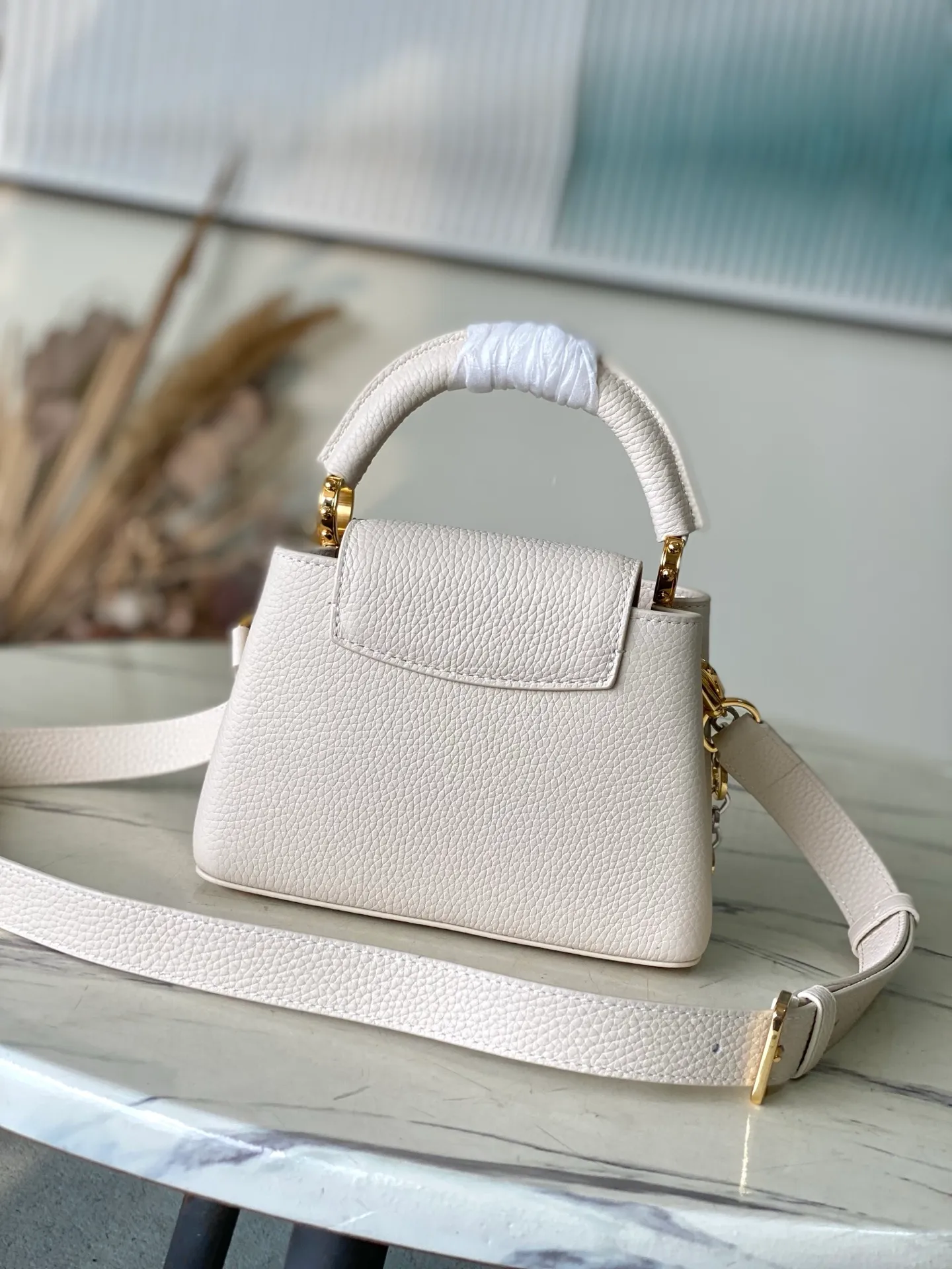 💰2180 "Special Grade Original Leather" M12935 Milky White Mini This Capucines mini handbag is made of flexible Taurillon cow leather. It uses jewelry-style double-plated chains and Monogram floral elements to highlight the identity of the Chain On You series. The flip cover can be placed on both the inside and outside. The ample structure and multiple inner pockets are convenient for storing daily needs. The rounded V letter adds an ingenious detail. Dimensions: 21 × 13.6 × 8 cm