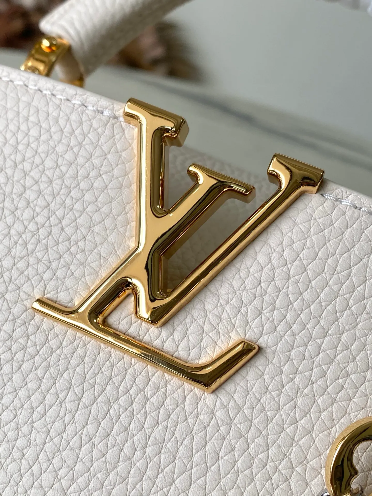 💰2180 "Special Grade Original Leather" M12935 Milky White Mini This Capucines mini handbag is made of flexible Taurillon cow leather. It uses jewelry-style double-plated chains and Monogram floral elements to highlight the identity of the Chain On You series. The flip cover can be placed on both the inside and outside. The ample structure and multiple inner pockets are convenient for storing daily needs. The rounded V letter adds an ingenious detail. Dimensions: 21 × 13.6 × 8 cm