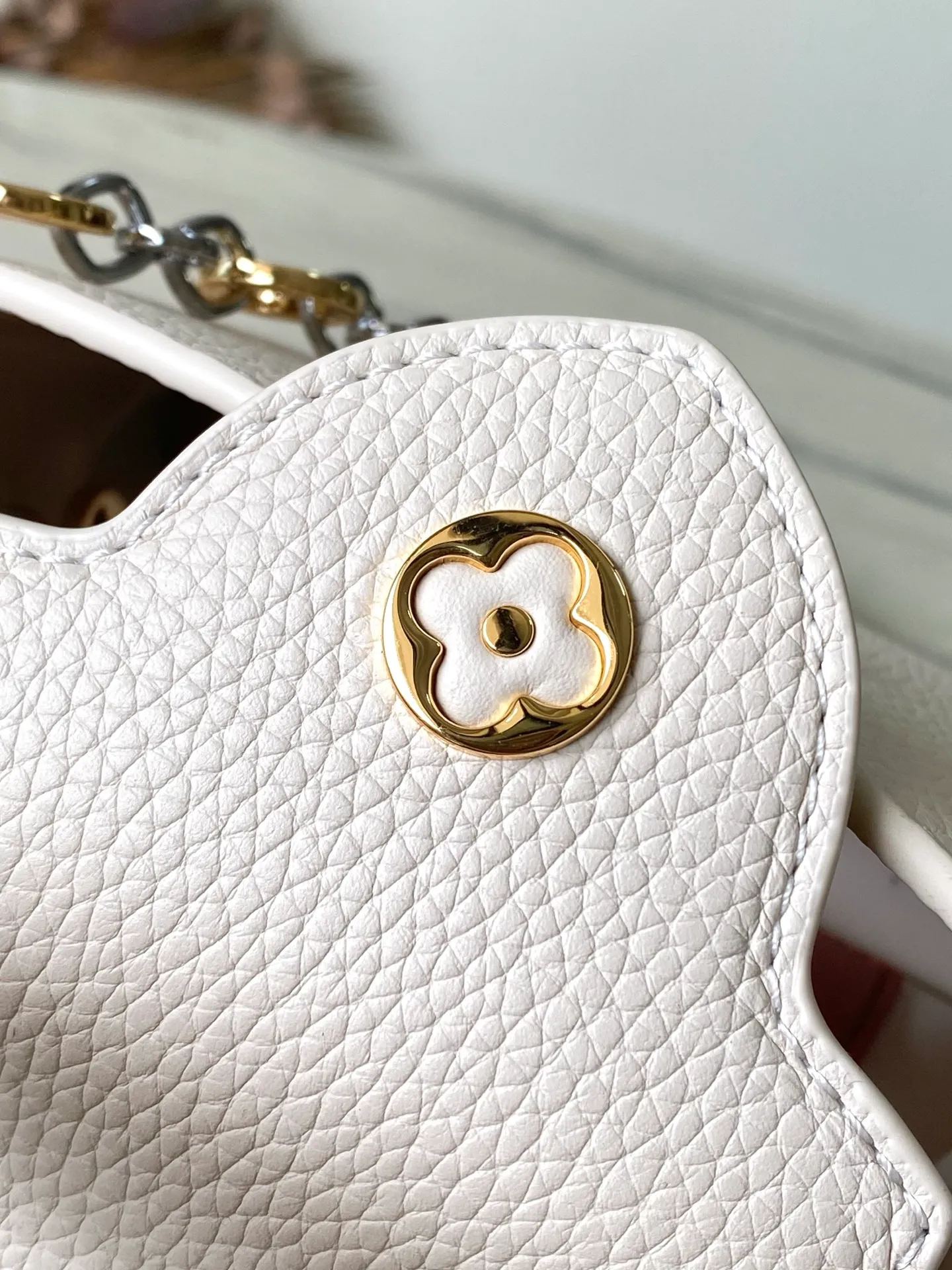 💰2180 "Special Grade Original Leather" M12935 Milky White Mini This Capucines mini handbag is made of flexible Taurillon cow leather. It uses jewelry-style double-plated chains and Monogram floral elements to highlight the identity of the Chain On You series. The flip cover can be placed on both the inside and outside. The ample structure and multiple inner pockets are convenient for storing daily needs. The rounded V letter adds an ingenious detail. Dimensions: 21 × 13.6 × 8 cm