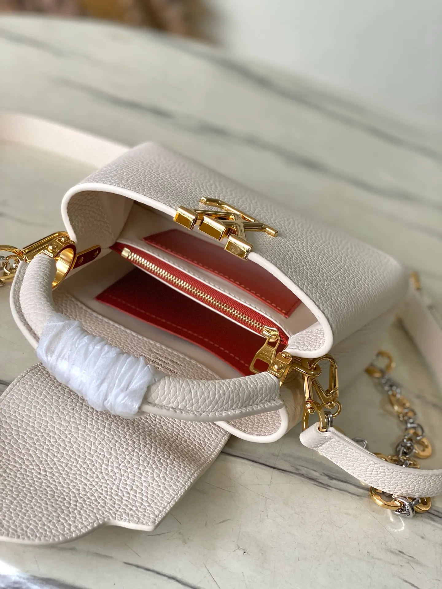 💰2180 "Special Grade Original Leather" M12935 Milky White Mini This Capucines mini handbag is made of flexible Taurillon cow leather. It uses jewelry-style double-plated chains and Monogram floral elements to highlight the identity of the Chain On You series. The flip cover can be placed on both the inside and outside. The ample structure and multiple inner pockets are convenient for storing daily needs. The rounded V letter adds an ingenious detail. Dimensions: 21 × 13.6 × 8 cm