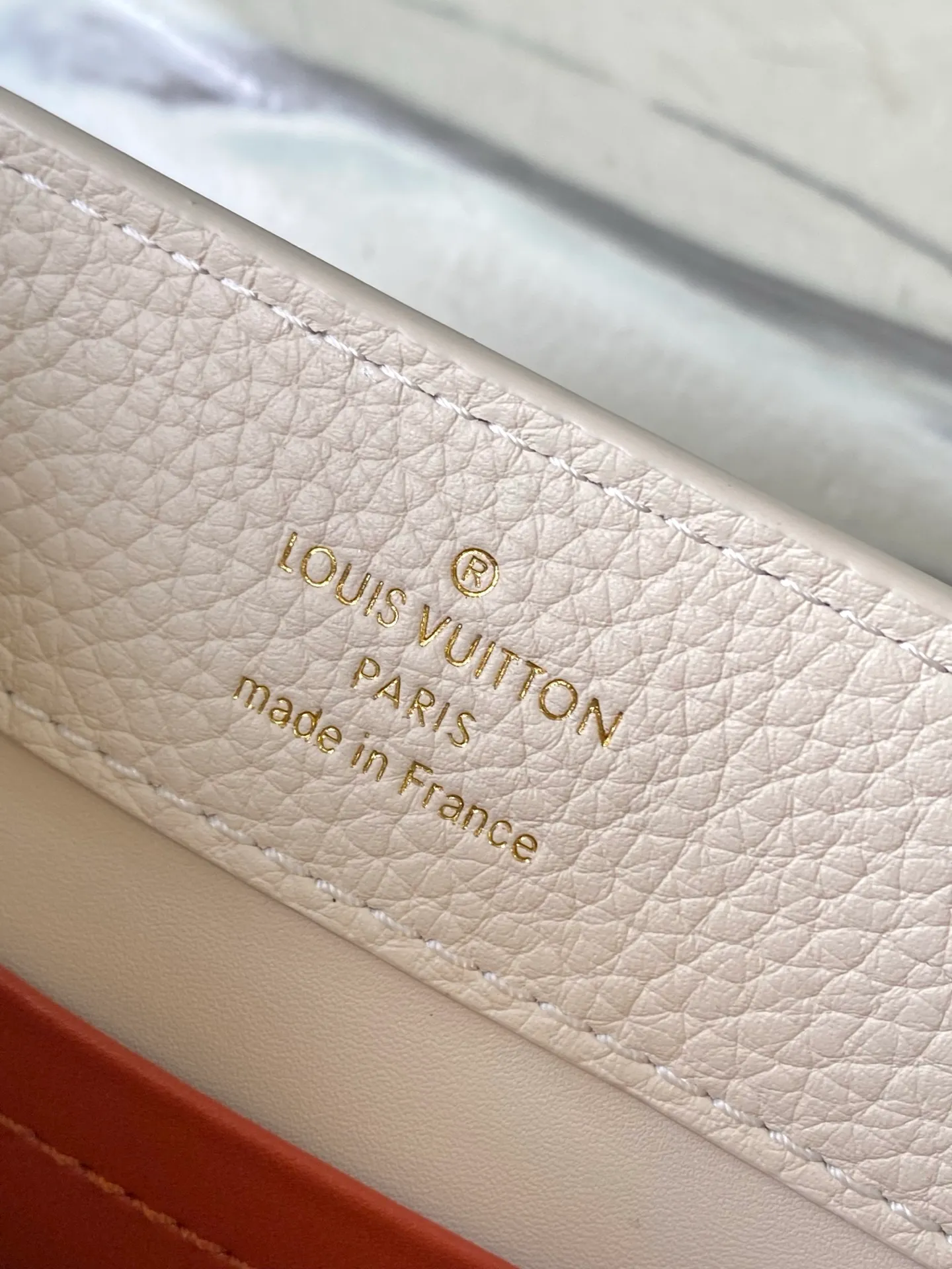💰2180 "Special Grade Original Leather" M12935 Milky White Mini This Capucines mini handbag is made of flexible Taurillon cow leather. It uses jewelry-style double-plated chains and Monogram floral elements to highlight the identity of the Chain On You series. The flip cover can be placed on both the inside and outside. The ample structure and multiple inner pockets are convenient for storing daily needs. The rounded V letter adds an ingenious detail. Dimensions: 21 × 13.6 × 8 cm