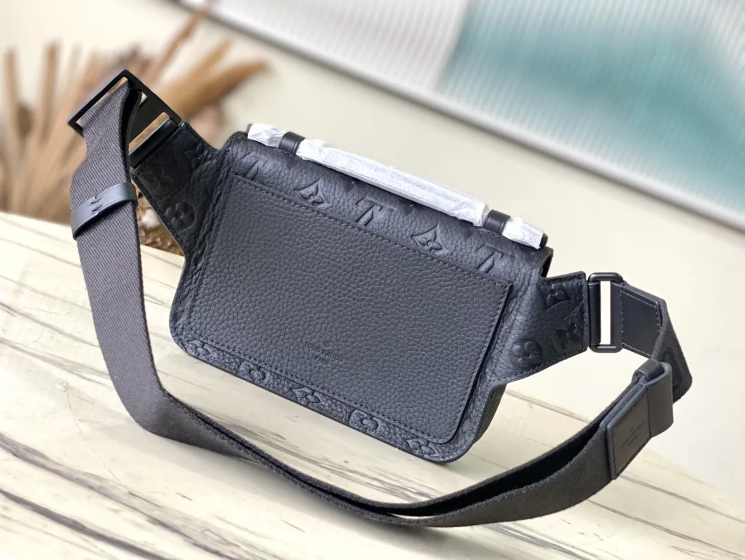 💰920 (top-grain leather) Top-quality original M58487 full leather This new S Lock Sling handbag is made of Monogram embossed black Taurillon leather, elegant and modern. The creative magnetic lock is inspired by traditional hard box locks to keep items safe and easy to access. Equipped with a logo shoulder strap and embossed handle, it is fashionable and practical and suitable for daily carrying. Dimensions: 21 x 15 x 4 cm