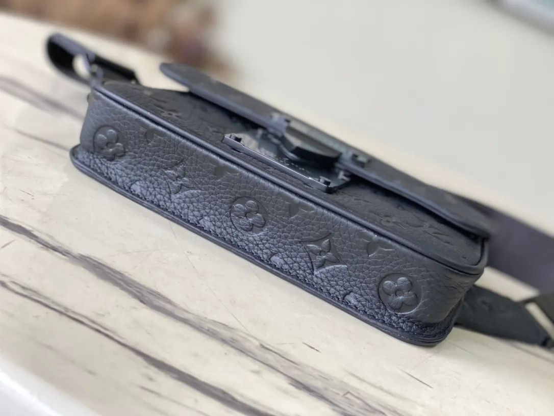 💰920 (top-grain leather) Top-quality original M58487 full leather This new S Lock Sling handbag is made of Monogram embossed black Taurillon leather, elegant and modern. The creative magnetic lock is inspired by traditional hard box locks to keep items safe and easy to access. Equipped with a logo shoulder strap and embossed handle, it is fashionable and practical and suitable for daily carrying. Dimensions: 21 x 15 x 4 cm