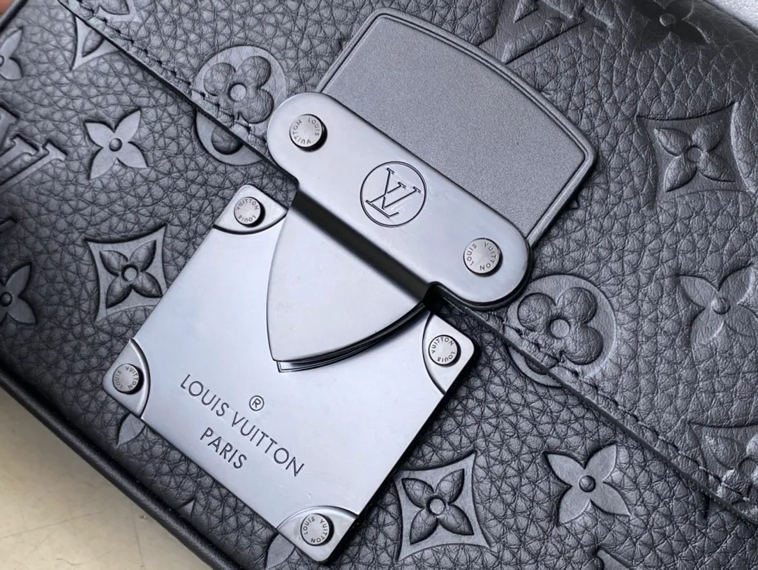 💰920 (top-grain leather) Top-quality original M58487 full leather This new S Lock Sling handbag is made of Monogram embossed black Taurillon leather, elegant and modern. The creative magnetic lock is inspired by traditional hard box locks to keep items safe and easy to access. Equipped with a logo shoulder strap and embossed handle, it is fashionable and practical and suitable for daily carrying. Dimensions: 21 x 15 x 4 cm