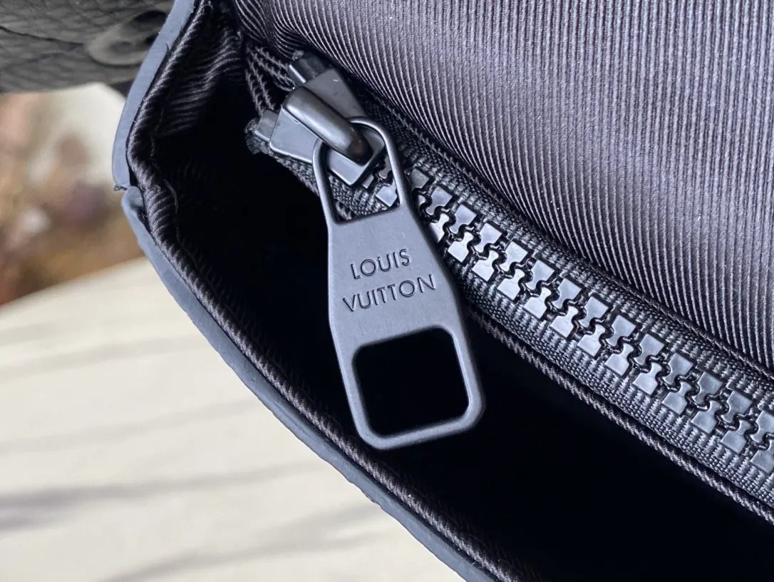 💰920 (top-grain leather) Top-quality original M58487 full leather This new S Lock Sling handbag is made of Monogram embossed black Taurillon leather, elegant and modern. The creative magnetic lock is inspired by traditional hard box locks to keep items safe and easy to access. Equipped with a logo shoulder strap and embossed handle, it is fashionable and practical and suitable for daily carrying. Dimensions: 21 x 15 x 4 cm