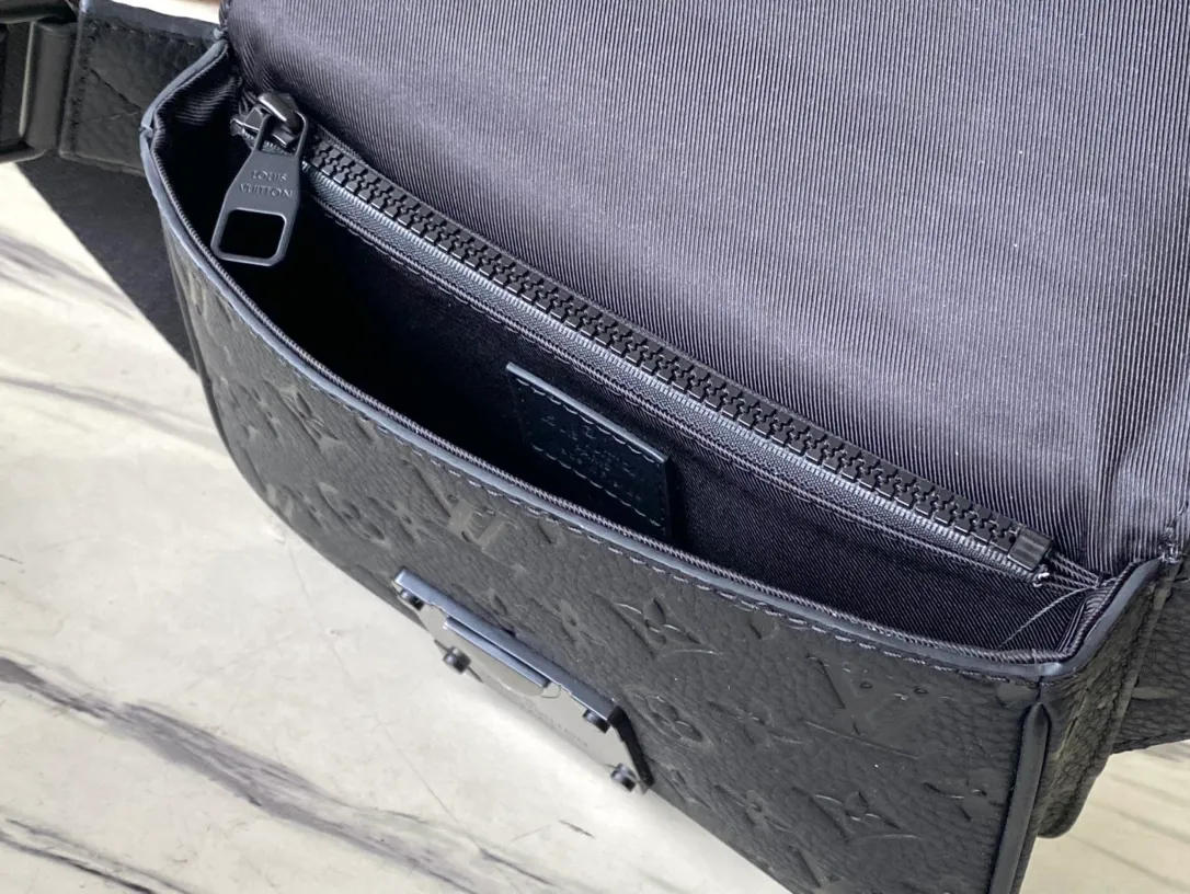 💰920 (top-grain leather) Top-quality original M58487 full leather This new S Lock Sling handbag is made of Monogram embossed black Taurillon leather, elegant and modern. The creative magnetic lock is inspired by traditional hard box locks to keep items safe and easy to access. Equipped with a logo shoulder strap and embossed handle, it is fashionable and practical and suitable for daily carrying. Dimensions: 21 x 15 x 4 cm