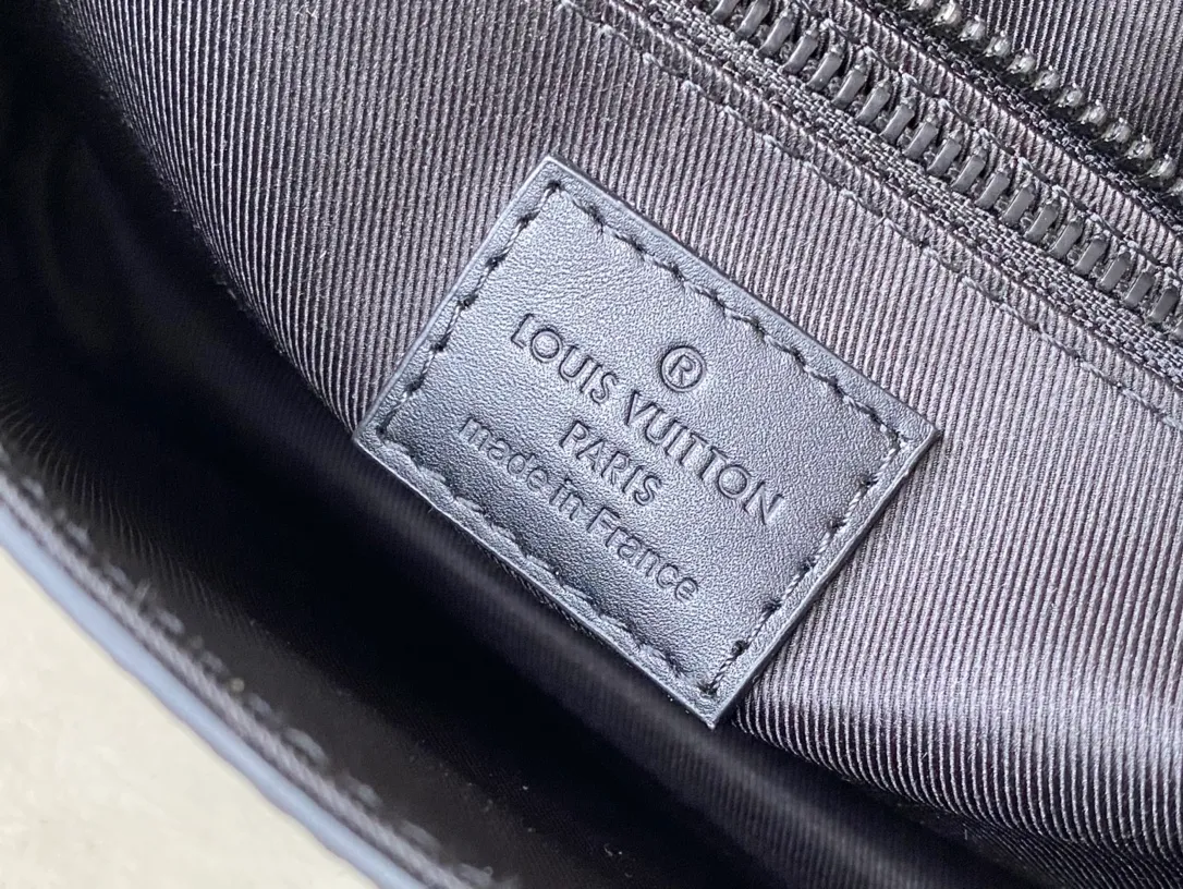 💰920 (top-grain leather) Top-quality original M58487 full leather This new S Lock Sling handbag is made of Monogram embossed black Taurillon leather, elegant and modern. The creative magnetic lock is inspired by traditional hard box locks to keep items safe and easy to access. Equipped with a logo shoulder strap and embossed handle, it is fashionable and practical and suitable for daily carrying. Dimensions: 21 x 15 x 4 cm
