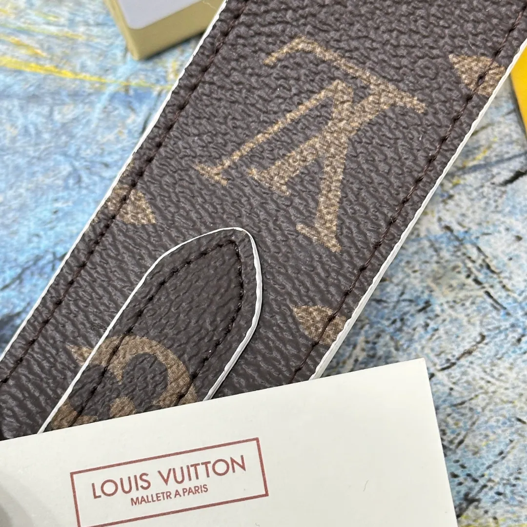 💰96 💎Top original super versatile MONOGRAM shoulder strap J02330 is made of Monogram canvas fabric and lined with stunning Rose Poudre Nappa leather. This shoulder strap is the best choice for creating a personal Louis Vuitton bag. Novel and versatile: super practical spring buckle design, easy to connect and remove. 90.0 x 4.0 x 0.2 cm (Length x Height x Width) - Monogram coated canvas - Nappa leather lining - Gold-tone hardware - 2 spring buckles - 2 Moroccan leather loops