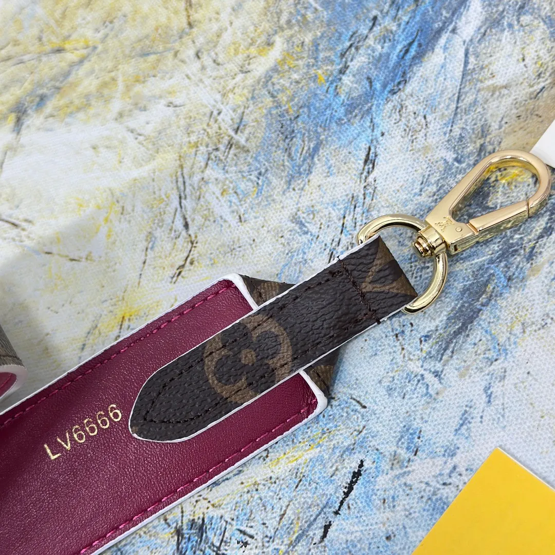 💰96 💎Top original super versatile MONOGRAM shoulder strap J02330 is made of Monogram canvas fabric and lined with stunning Rose Poudre Nappa leather. This shoulder strap is the best choice for creating a personal Louis Vuitton bag. Novel and versatile: super practical spring buckle design, easy to connect and remove. 90.0 x 4.0 x 0.2 cm (Length x Height x Width) - Monogram coated canvas - Nappa leather lining - Gold-tone hardware - 2 spring buckles - 2 Moroccan leather loops