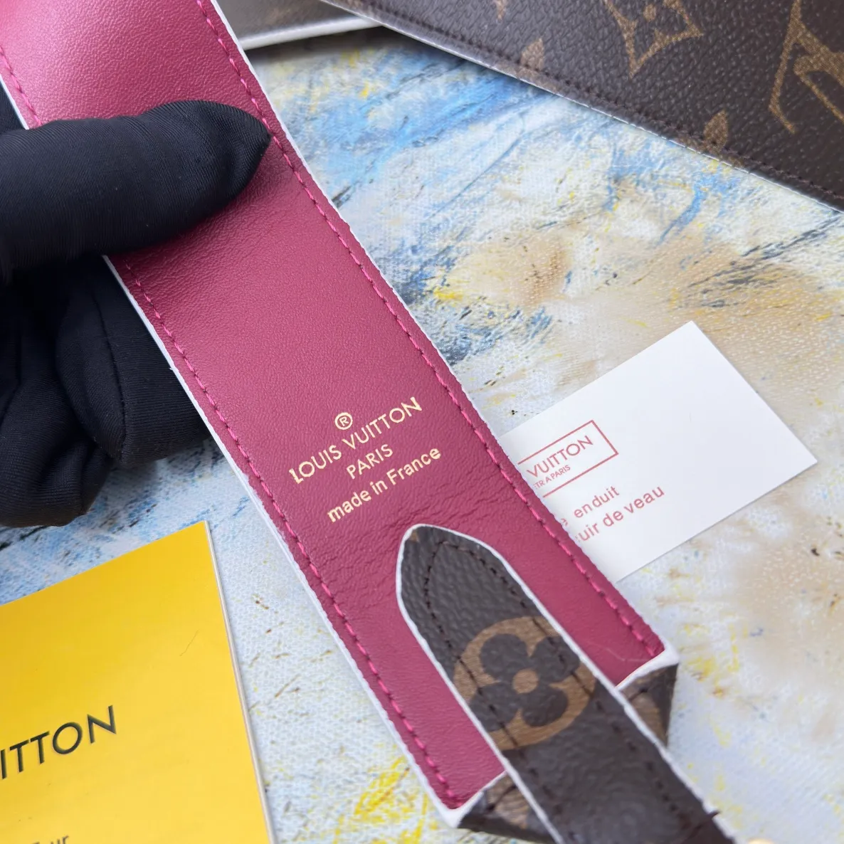 💰96 💎Top original super versatile MONOGRAM shoulder strap J02330 is made of Monogram canvas fabric and lined with stunning Rose Poudre Nappa leather. This shoulder strap is the best choice for creating a personal Louis Vuitton bag. Novel and versatile: super practical spring buckle design, easy to connect and remove. 90.0 x 4.0 x 0.2 cm (Length x Height x Width) - Monogram coated canvas - Nappa leather lining - Gold-tone hardware - 2 spring buckles - 2 Moroccan leather loops