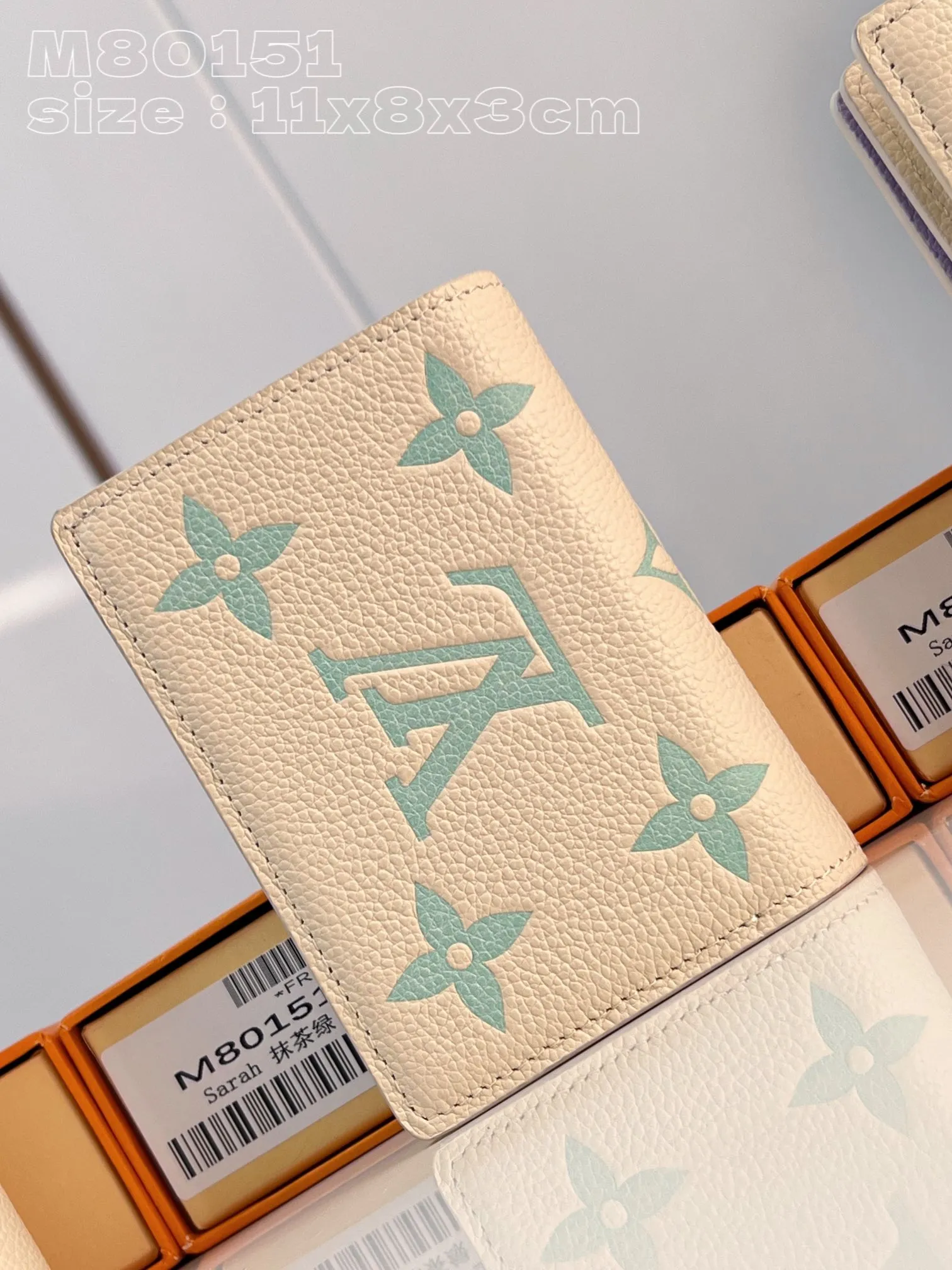 💰150 💎Upgraded original version🇫🇷 Cléa wallet is made of Monogram Empreinte soft grained cowhide and decorated with Louis Vuitton's iconic Monogram pattern. This model is known for its stylish design, which is both compact and spacious. It has an outer pocket, a zippered coin pocket, a bill compartment and six card slots Model: 80151 Matcha Green Size: 11x8.5x3.5cm