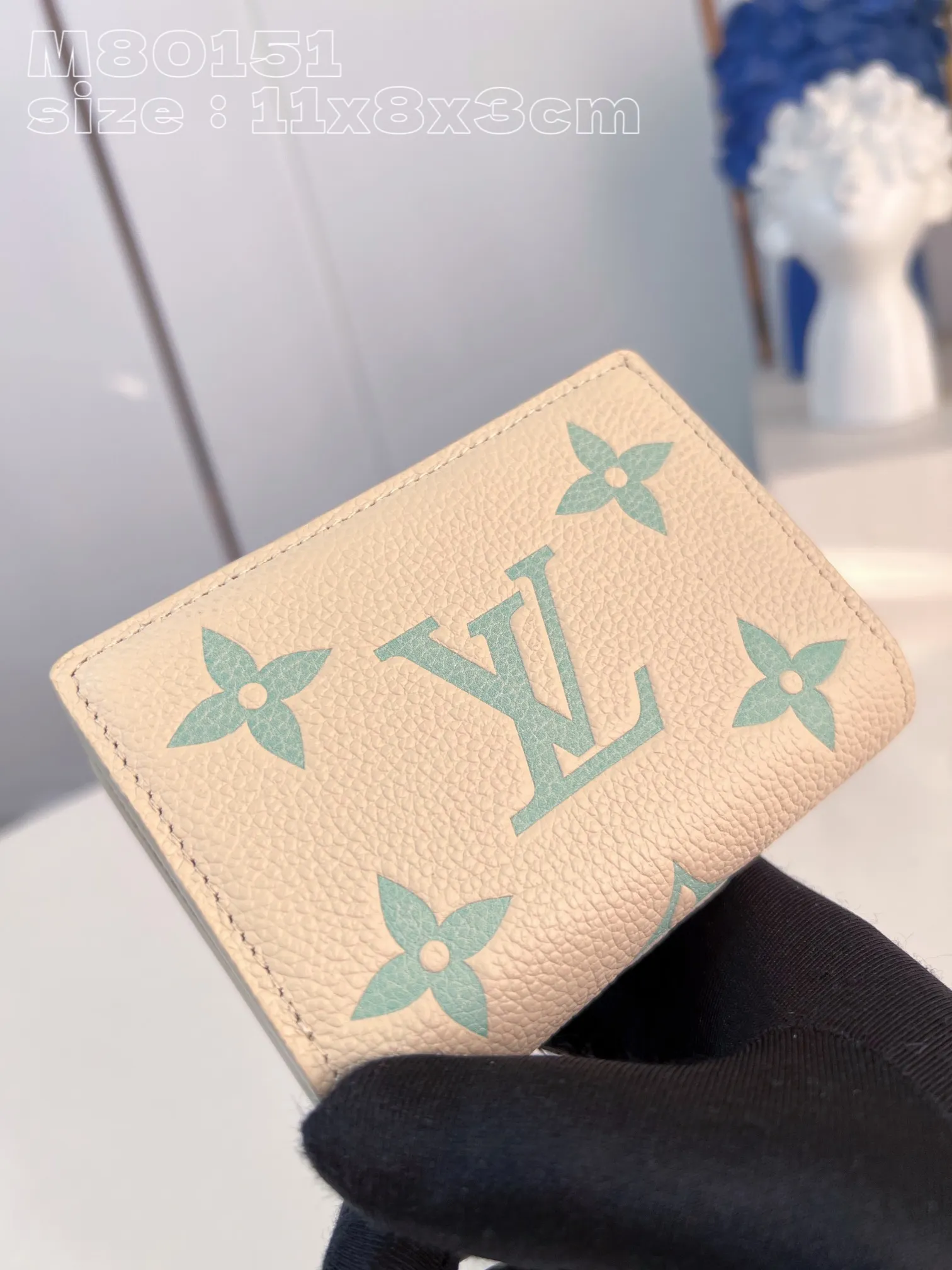 💰150 💎Upgraded original version🇫🇷 Cléa wallet is made of Monogram Empreinte soft grained cowhide and decorated with Louis Vuitton's iconic Monogram pattern. This model is known for its stylish design, which is both compact and spacious. It has an outer pocket, a zippered coin pocket, a bill compartment and six card slots Model: 80151 Matcha Green Size: 11x8.5x3.5cm