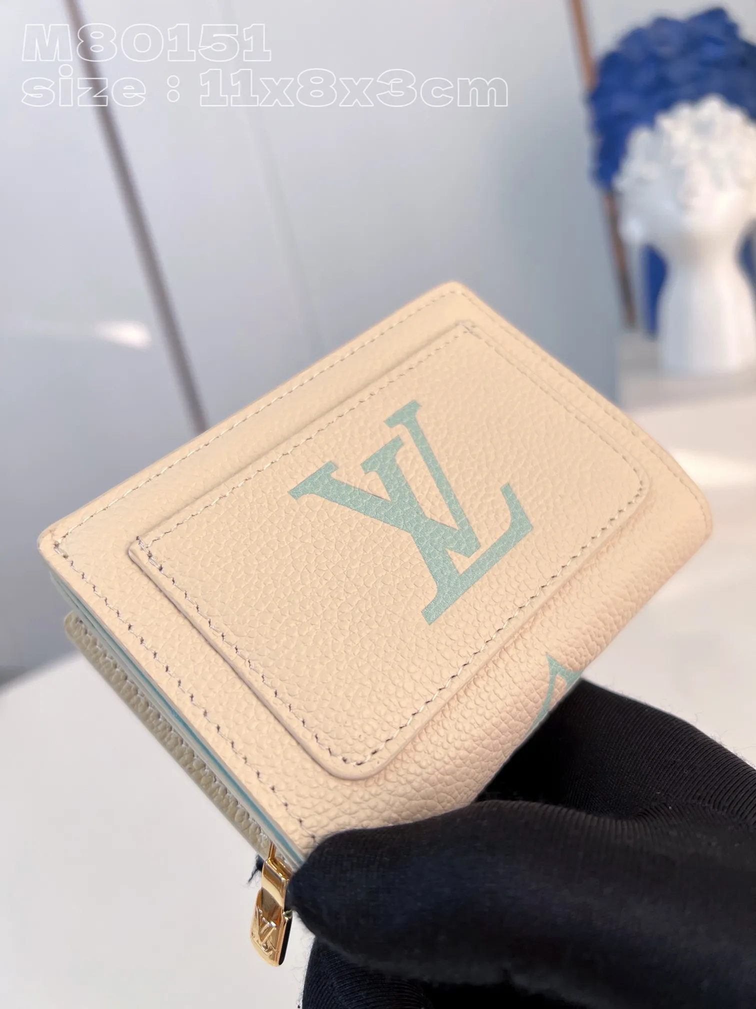 💰150 💎Upgraded original version🇫🇷 Cléa wallet is made of Monogram Empreinte soft grained cowhide and decorated with Louis Vuitton's iconic Monogram pattern. This model is known for its stylish design, which is both compact and spacious. It has an outer pocket, a zippered coin pocket, a bill compartment and six card slots Model: 80151 Matcha Green Size: 11x8.5x3.5cm