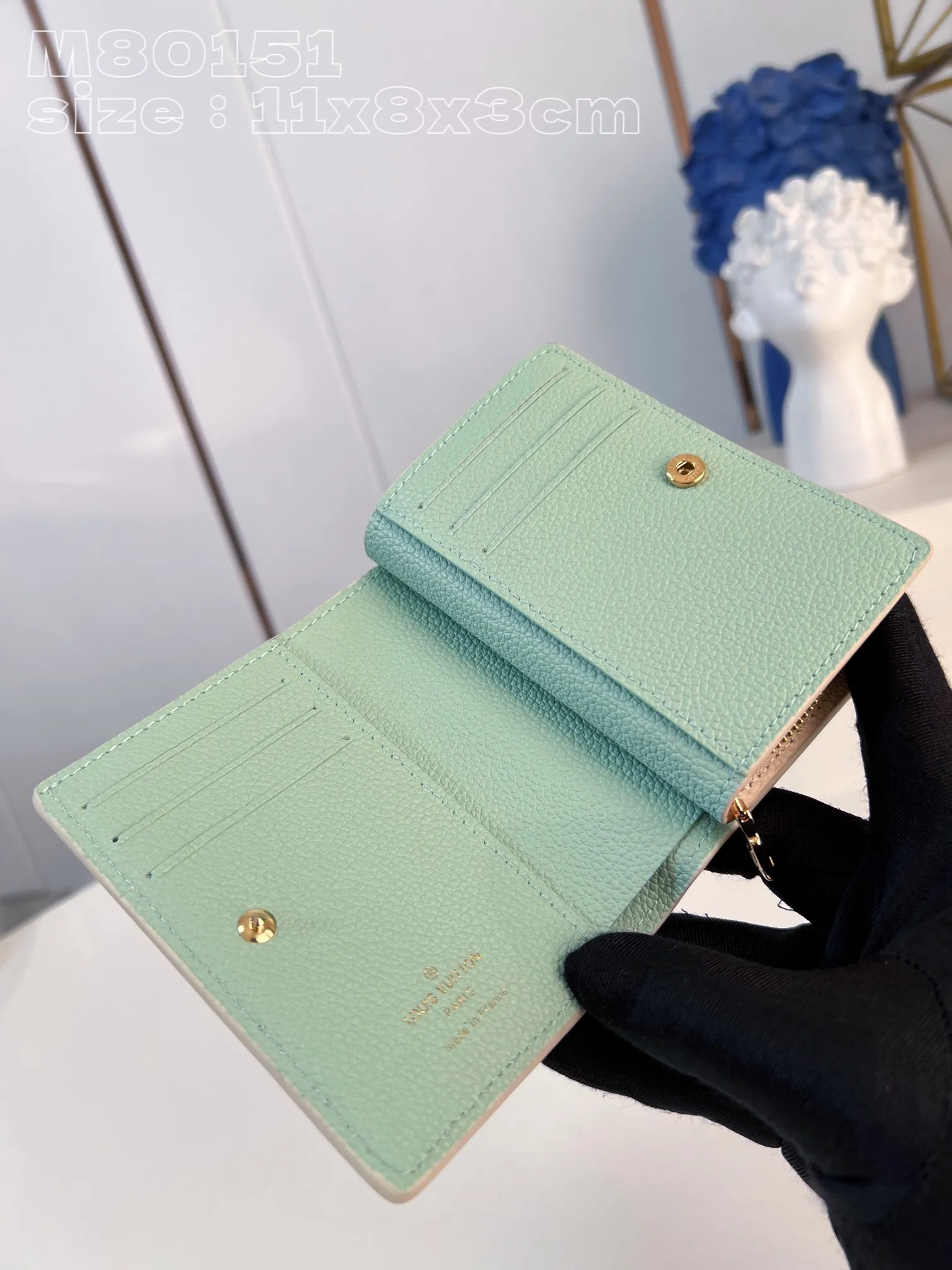 💰150 💎Upgraded original version🇫🇷 Cléa wallet is made of Monogram Empreinte soft grained cowhide and decorated with Louis Vuitton's iconic Monogram pattern. This model is known for its stylish design, which is both compact and spacious. It has an outer pocket, a zippered coin pocket, a bill compartment and six card slots Model: 80151 Matcha Green Size: 11x8.5x3.5cm