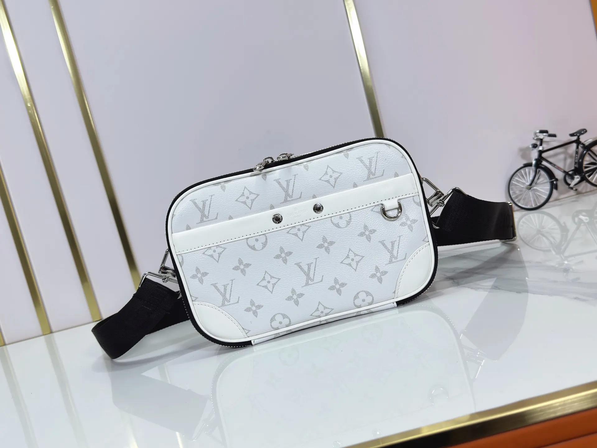 P220 upgraded original M82542 M31069 M46955 M31014 M31016 nano alpha handbag is made of monogram shadow leather with subtle embossed monogram pattern, which makes the compact structure show elegant style. Black leather rivets with black floral pattern, two corners wrapped compartments on the front, box bag, camera bag, shoulder bag oo[handshake][handshake] rivet elements are marked with brand imprints, zipper compartments and external patch pockets are convenient for storing daily needs, and the detachable and adjustable leather shoulder strap allows for comfortable carrying. 24 x 16 x 8 cm (length x height x width)