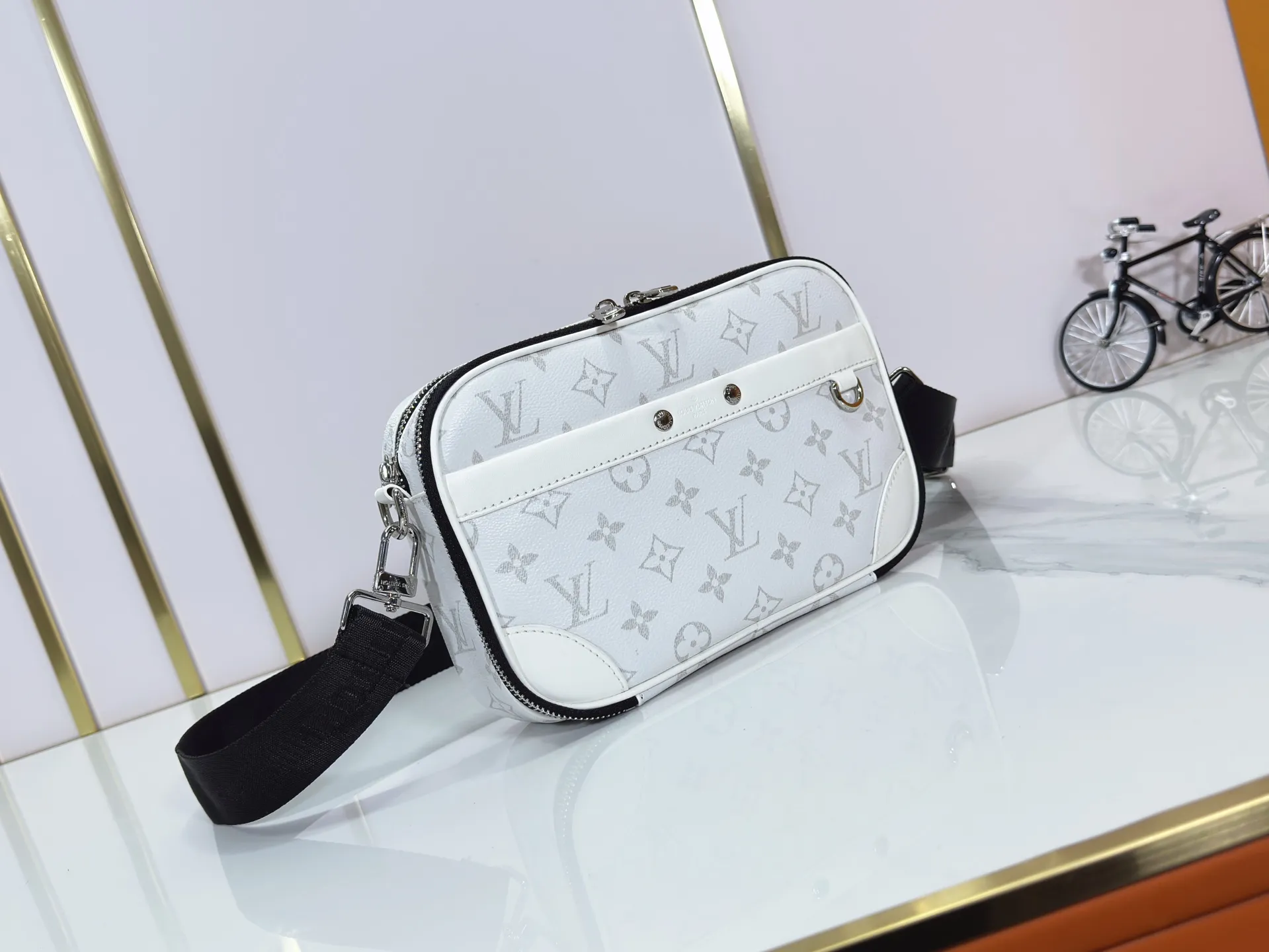 P220 upgraded original M82542 M31069 M46955 M31014 M31016 nano alpha handbag is made of monogram shadow leather with subtle embossed monogram pattern, which makes the compact structure show elegant style. Black leather rivets with black floral pattern, two corners wrapped compartments on the front, box bag, camera bag, shoulder bag oo[handshake][handshake] rivet elements are marked with brand imprints, zipper compartments and external patch pockets are convenient for storing daily needs, and the detachable and adjustable leather shoulder strap allows for comfortable carrying. 24 x 16 x 8 cm (length x height x width)