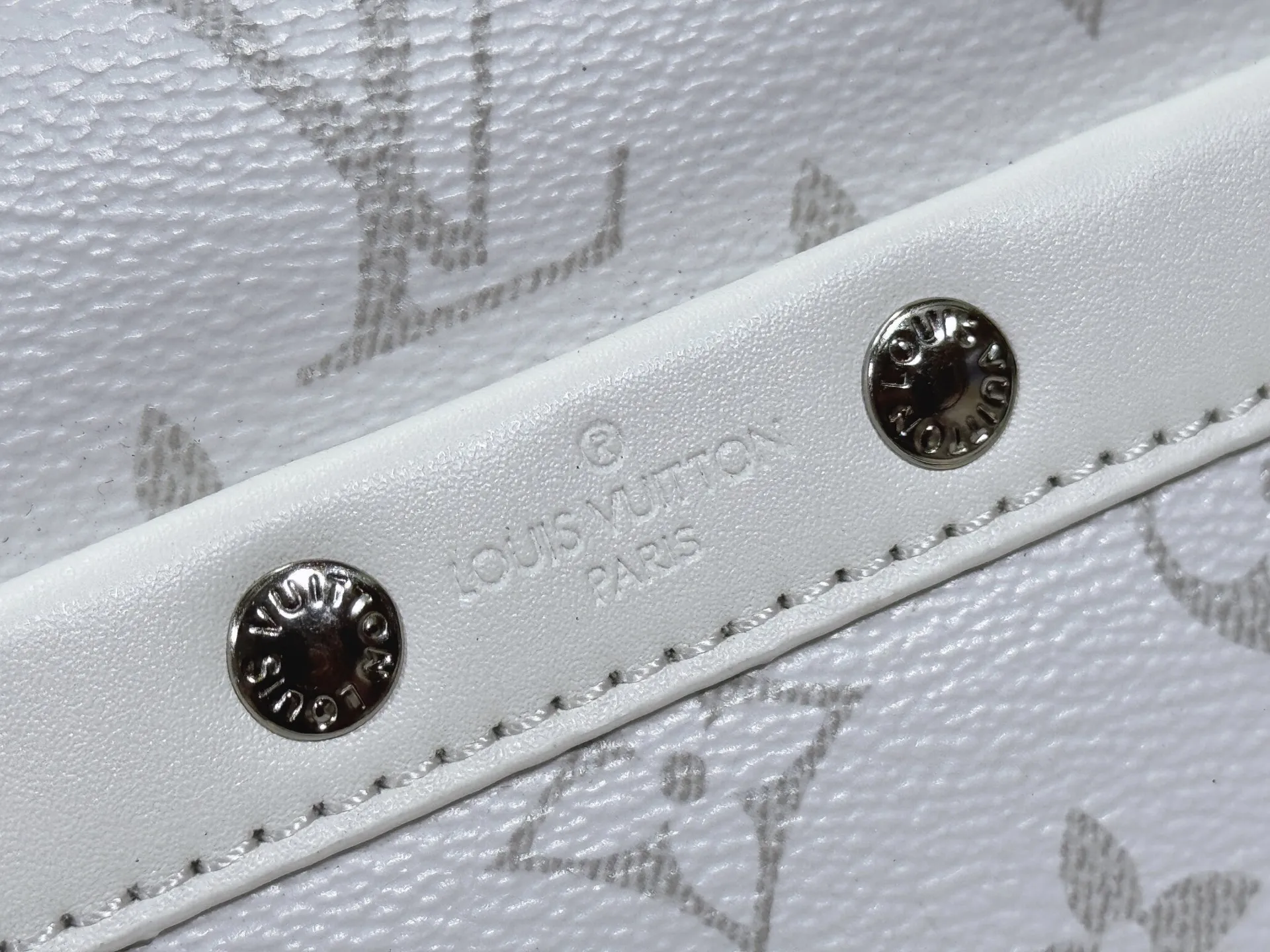P220 upgraded original M82542 M31069 M46955 M31014 M31016 nano alpha handbag is made of monogram shadow leather with subtle embossed monogram pattern, which makes the compact structure show elegant style. Black leather rivets with black floral pattern, two corners wrapped compartments on the front, box bag, camera bag, shoulder bag oo[handshake][handshake] rivet elements are marked with brand imprints, zipper compartments and external patch pockets are convenient for storing daily needs, and the detachable and adjustable leather shoulder strap allows for comfortable carrying. 24 x 16 x 8 cm (length x height x width)