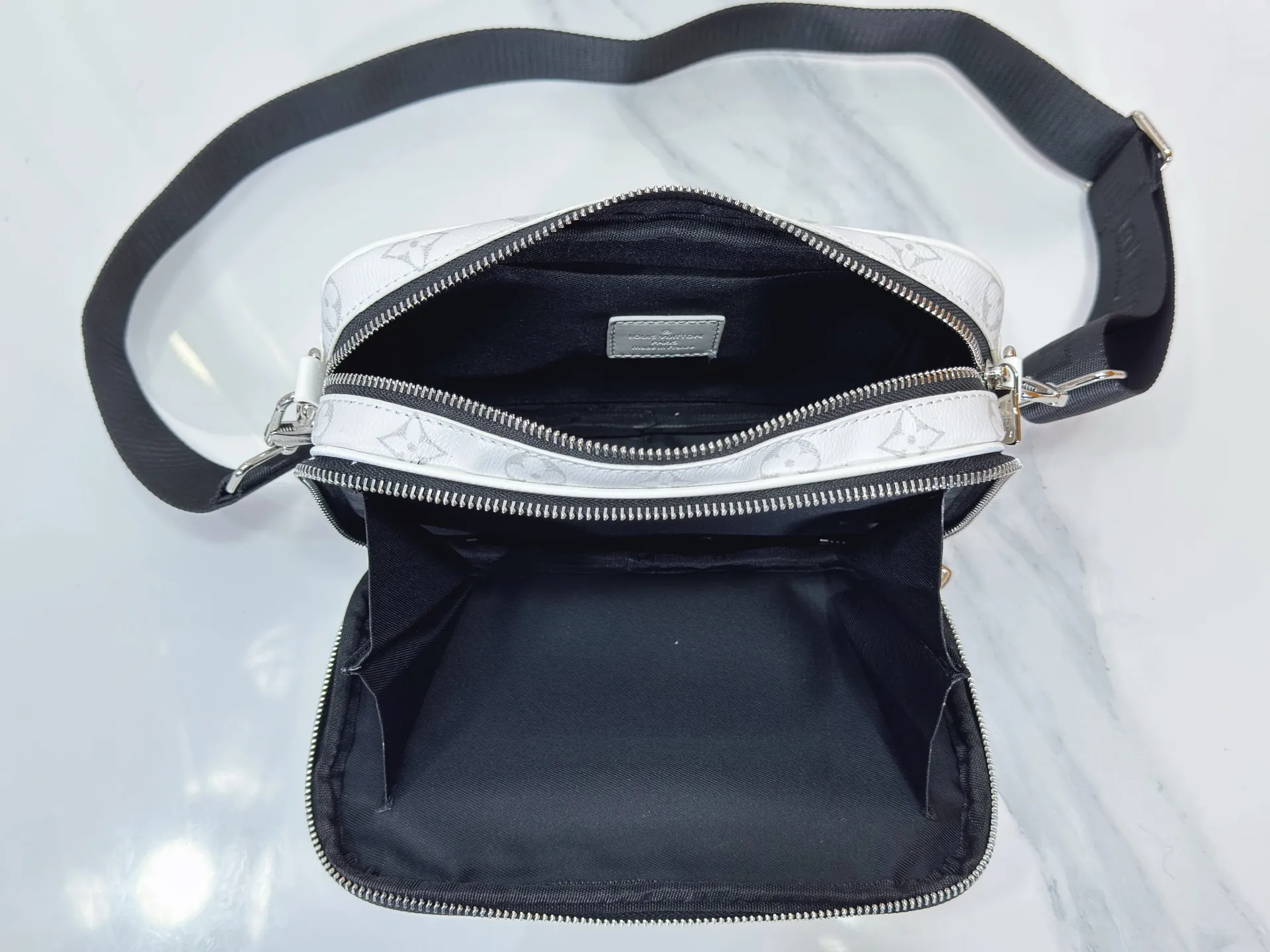 P220 upgraded original M82542 M31069 M46955 M31014 M31016 nano alpha handbag is made of monogram shadow leather with subtle embossed monogram pattern, which makes the compact structure show elegant style. Black leather rivets with black floral pattern, two corners wrapped compartments on the front, box bag, camera bag, shoulder bag oo[handshake][handshake] rivet elements are marked with brand imprints, zipper compartments and external patch pockets are convenient for storing daily needs, and the detachable and adjustable leather shoulder strap allows for comfortable carrying. 24 x 16 x 8 cm (length x height x width)