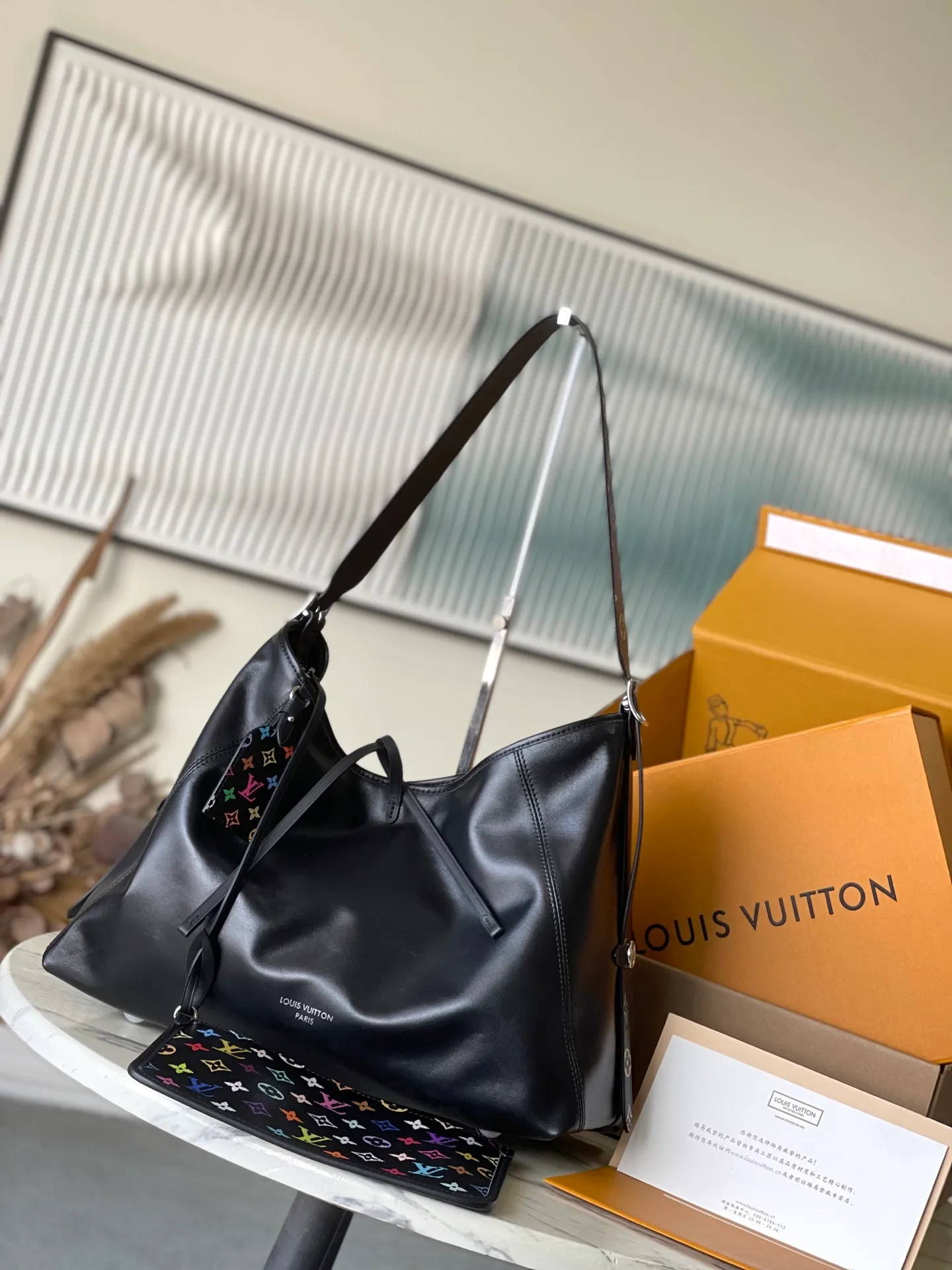 💰1200 (top-grain leather) Top-quality original M13105 This CarryAllVibe handbag is made of soft sheep leather. It has a close-fitting structure with cow leather trim and a detachable inner bag, which can easily store daily needs such as smartphones. The colorful Monogram pattern illuminates the detachable shoulder strap and iconic nameplate, expressing the smart style of the Louis Vuitton × Murakami reissue series. Dimensions: 39 × 30 × 15 cm