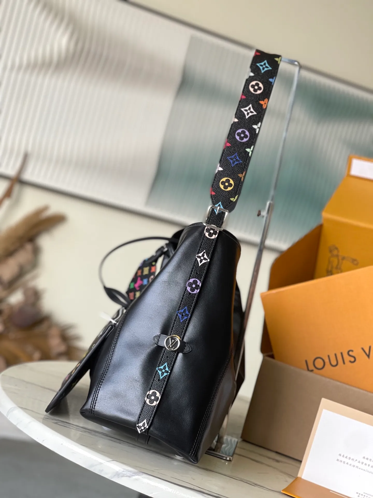 💰1200 (top-grain leather) Top-quality original M13105 This CarryAllVibe handbag is made of soft sheep leather. It has a close-fitting structure with cow leather trim and a detachable inner bag, which can easily store daily needs such as smartphones. The colorful Monogram pattern illuminates the detachable shoulder strap and iconic nameplate, expressing the smart style of the Louis Vuitton × Murakami reissue series. Dimensions: 39 × 30 × 15 cm