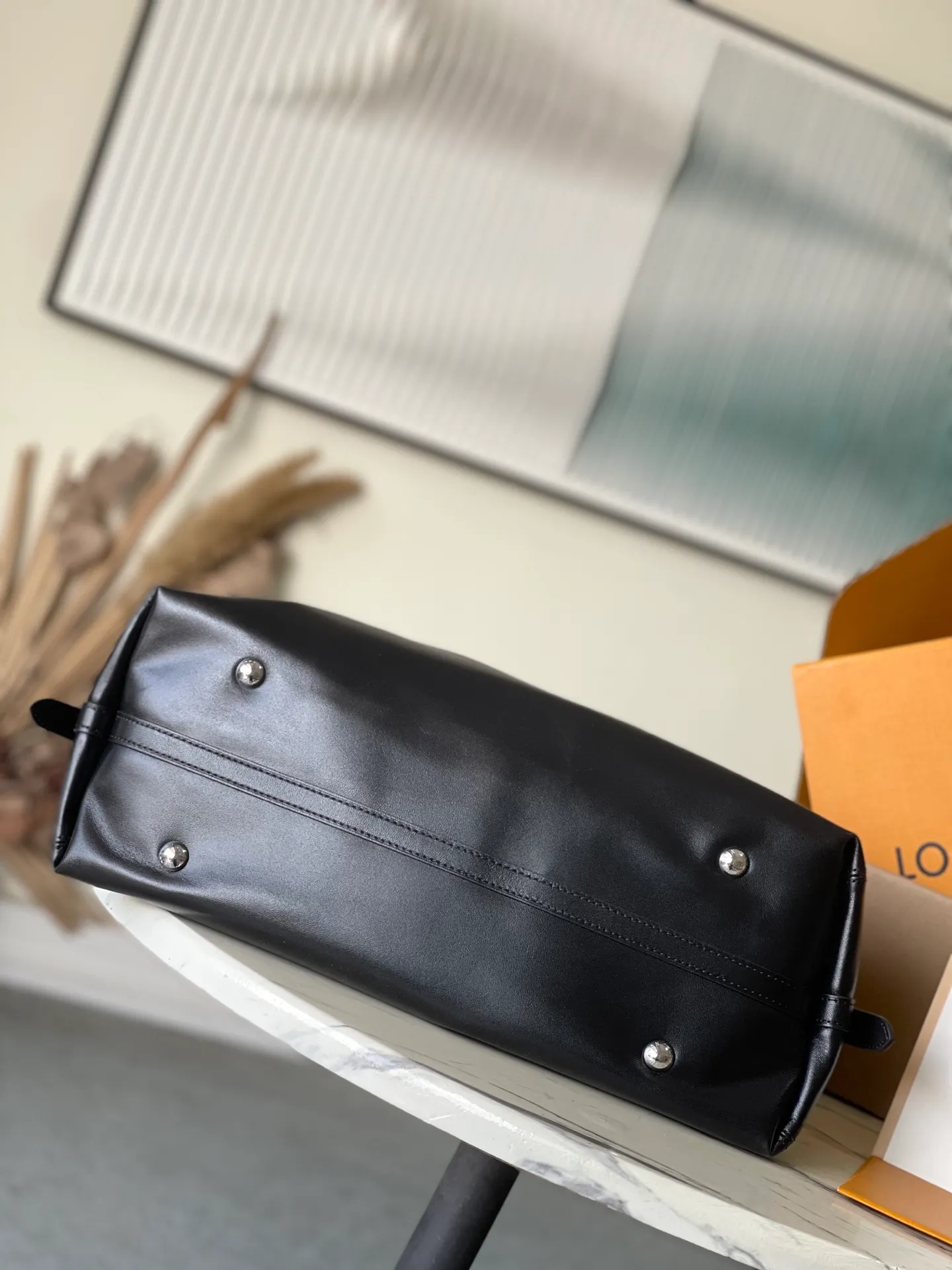 💰1200 (top-grain leather) Top-quality original M13105 This CarryAllVibe handbag is made of soft sheep leather. It has a close-fitting structure with cow leather trim and a detachable inner bag, which can easily store daily needs such as smartphones. The colorful Monogram pattern illuminates the detachable shoulder strap and iconic nameplate, expressing the smart style of the Louis Vuitton × Murakami reissue series. Dimensions: 39 × 30 × 15 cm