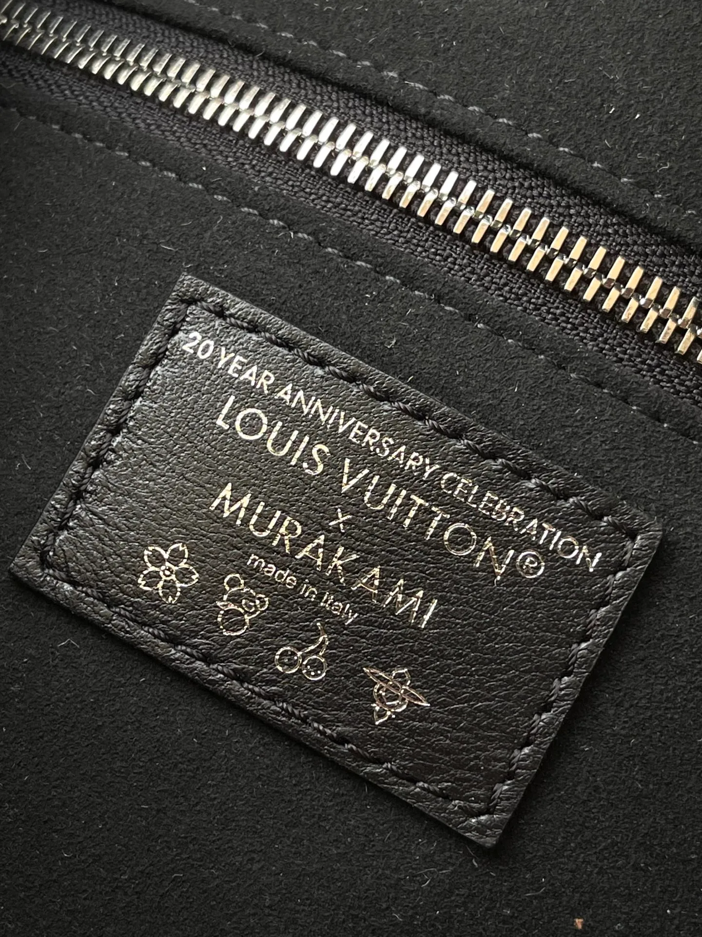 💰1200 (top-grain leather) Top-quality original M13105 This CarryAllVibe handbag is made of soft sheep leather. It has a close-fitting structure with cow leather trim and a detachable inner bag, which can easily store daily needs such as smartphones. The colorful Monogram pattern illuminates the detachable shoulder strap and iconic nameplate, expressing the smart style of the Louis Vuitton × Murakami reissue series. Dimensions: 39 × 30 × 15 cm