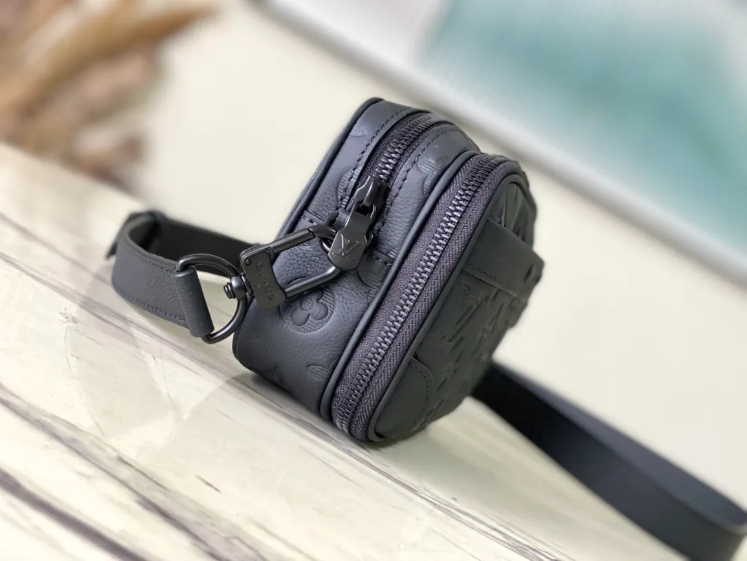 💰880 (top layer leather) top original order M82544 full leather Nano Alpha handbag is made of Monogram Shadow leather with subtle embossing of Monogram pattern, which makes the compact structure show elegant style. The rivet elements are marked with the brand's signature, and the zippered compartments and external patch pockets are convenient for storing daily needs. The detachable and adjustable leather strap allows for comfortable carrying. Dimensions: 11 × 18.5 × 6.5 cm