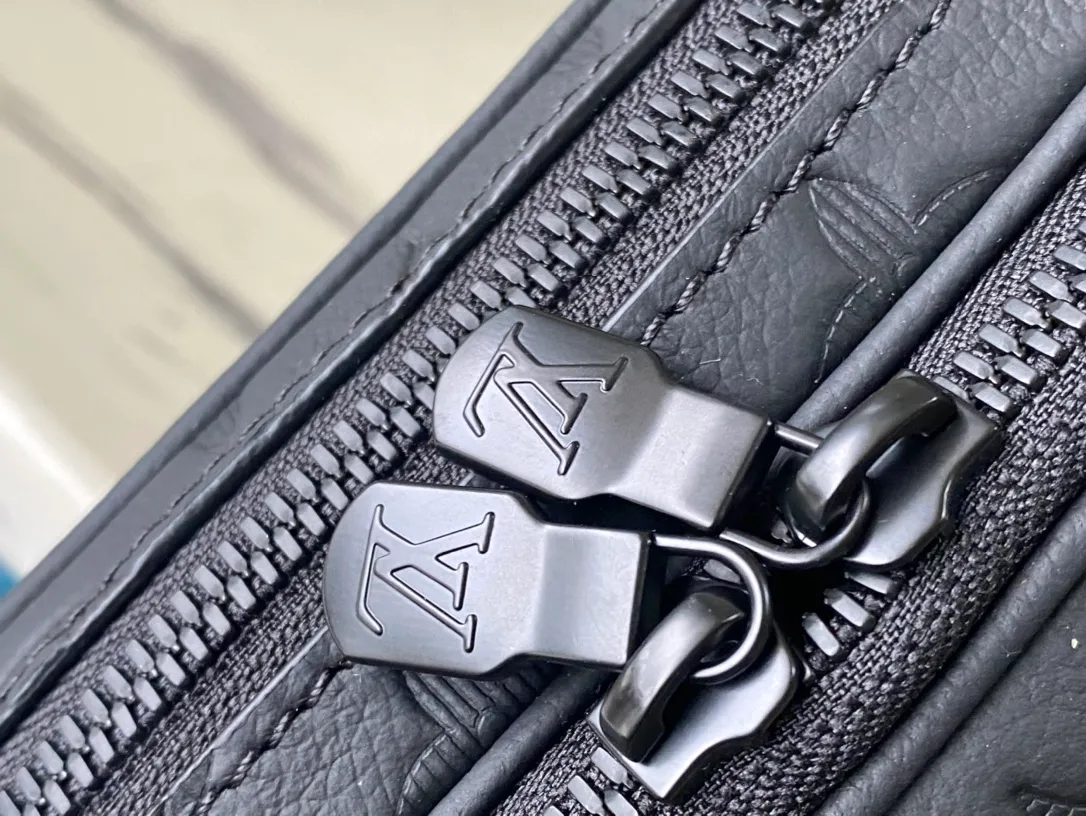 💰880 (top layer leather) top original order M82544 full leather Nano Alpha handbag is made of Monogram Shadow leather with subtle embossing of Monogram pattern, which makes the compact structure show elegant style. The rivet elements are marked with the brand's signature, and the zippered compartments and external patch pockets are convenient for storing daily needs. The detachable and adjustable leather strap allows for comfortable carrying. Dimensions: 11 × 18.5 × 6.5 cm