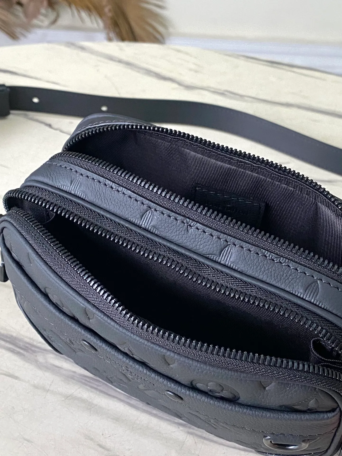 💰880 (top layer leather) top original order M82544 full leather Nano Alpha handbag is made of Monogram Shadow leather with subtle embossing of Monogram pattern, which makes the compact structure show elegant style. The rivet elements are marked with the brand's signature, and the zippered compartments and external patch pockets are convenient for storing daily needs. The detachable and adjustable leather strap allows for comfortable carrying. Dimensions: 11 × 18.5 × 6.5 cm