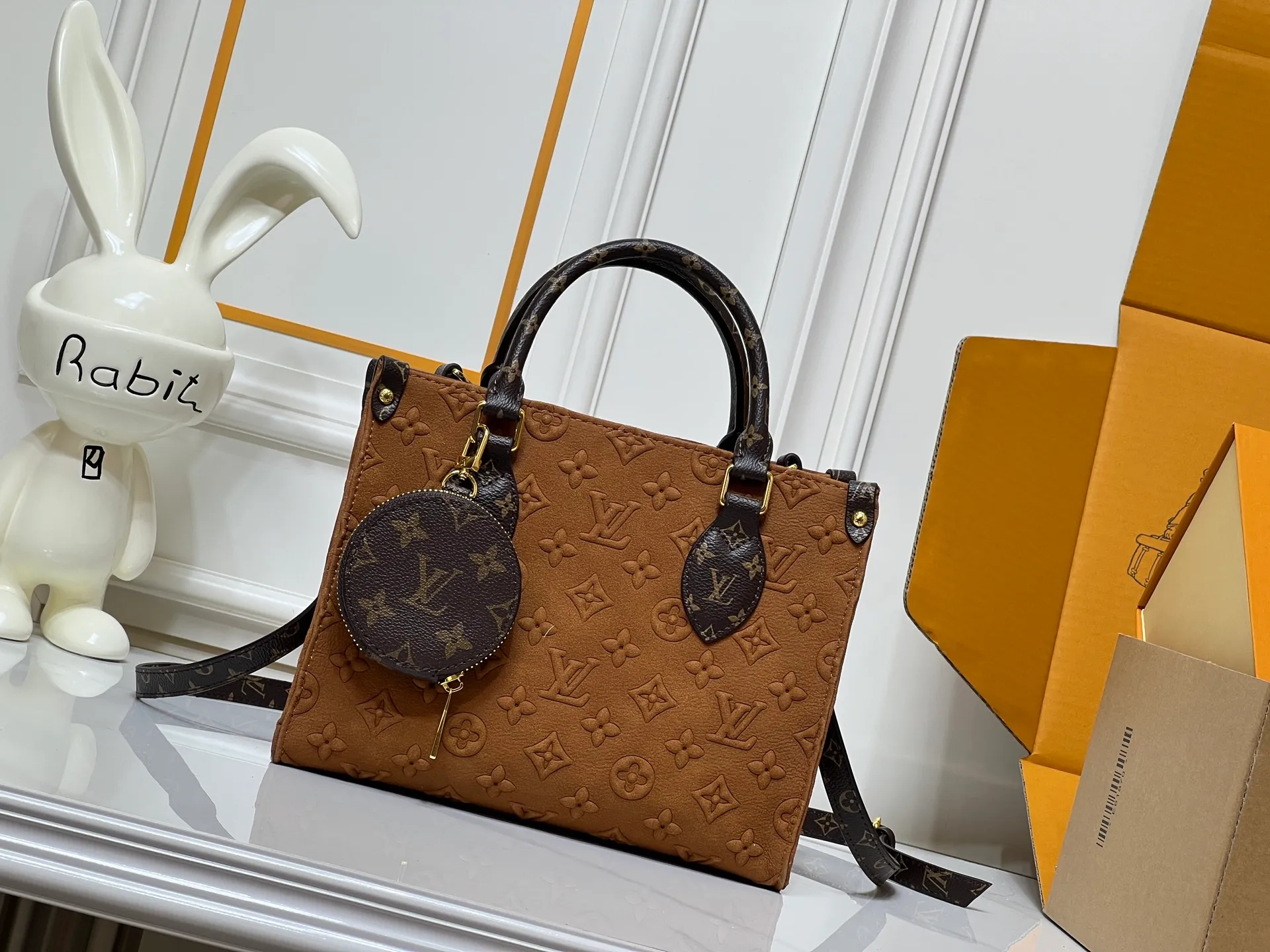 Batch 300💰M45659 M46373 Brown embossed Black embossed Gray embossed OnTheGo Small new version The legendary ONTHEGO handbag: made of washed LV Blason denim, with deep tones to enhance the gradient effect of the LV letters, showing Pharrell Williams' creative ingenuity in translating graceful music into fashion language. The zippered front pocket provides easy access to everyday items, while the drawstring closure and magnetic laces provide ample space. Detailed features25x11x19 cm